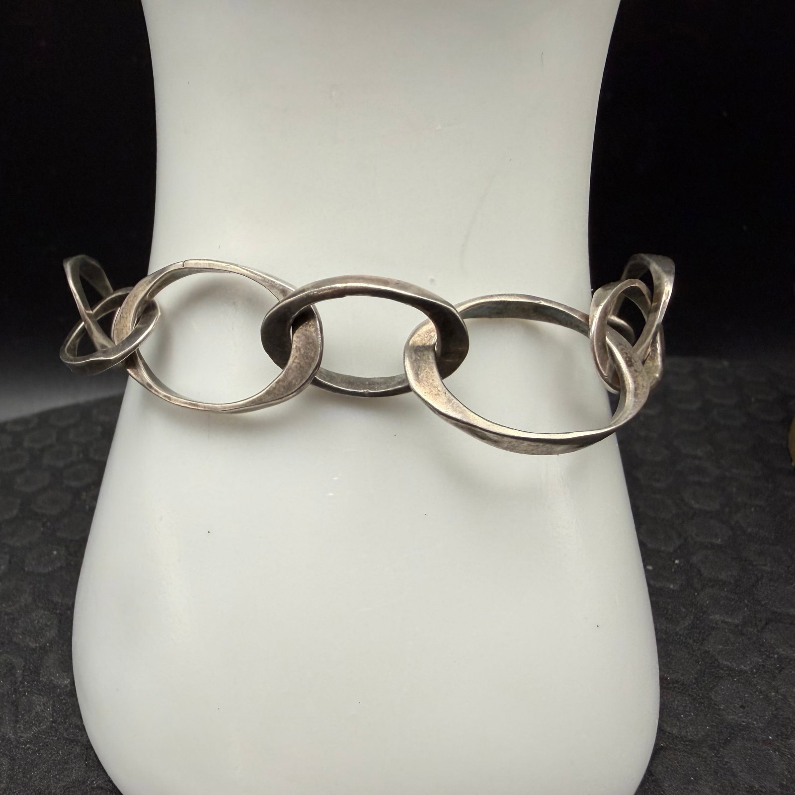 Vintage Sterling Silver Oval Loop Link Bracelet 7 5/8” TN-10 Mexico 16.22g 925: Maker: Marked TN-10 Mexico. / Material: Sterling Silver. / Stone: None. / Size: 7 5/8” long overall. / Weight: 16.22 grams. / Condition: Excellent, ready to enjoy. / Sold as is. Measurements are
