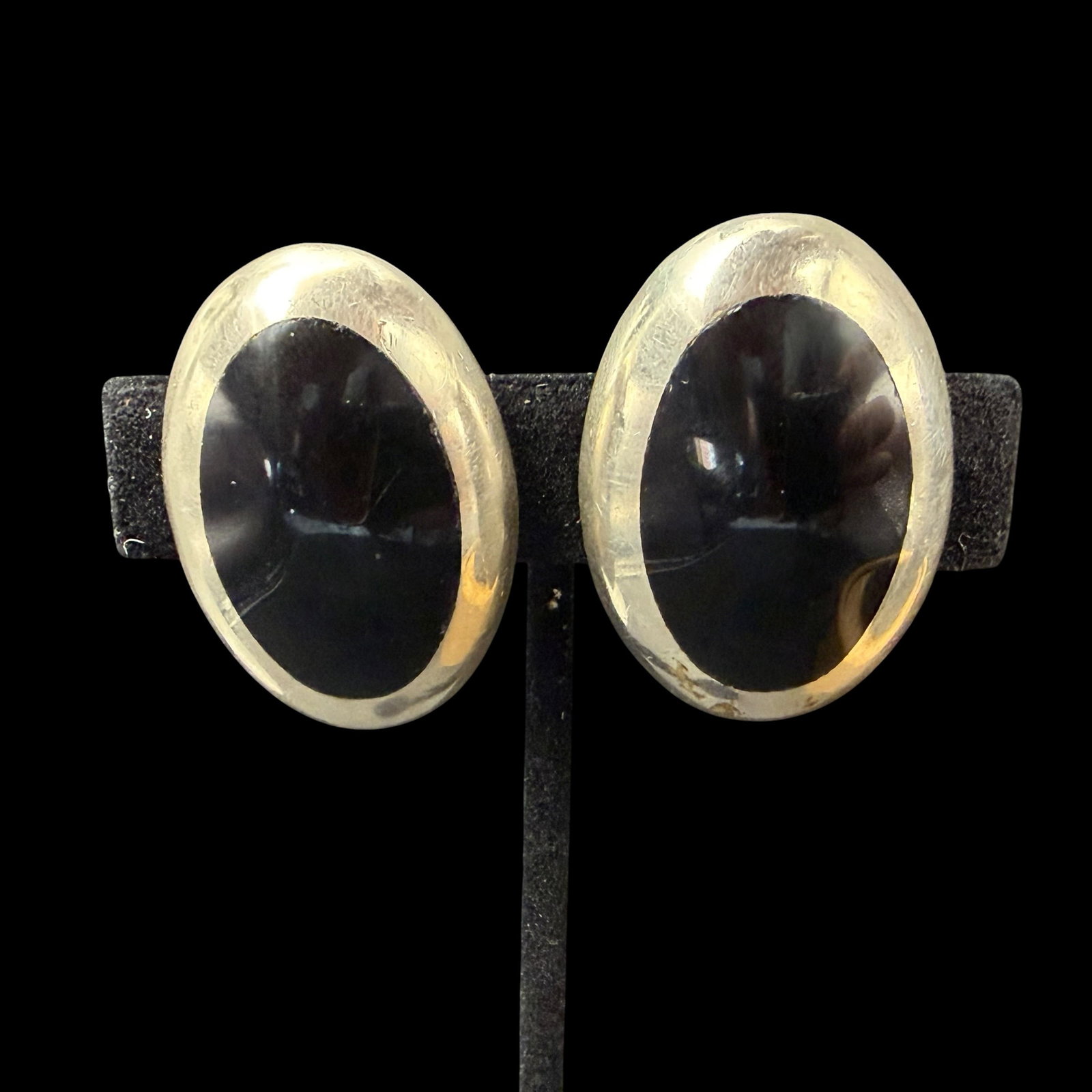 Vintage Sterling Silver Black Onyx TR-55 Mexico Clip On Earrings 1 7/16” 30.67g 925: Maker: Marked TR-55 Mexico. / Material: Sterling Silver. / Stone: I believe it to be Black Onyx, but can’t say for certain. / Size: 1 7/8” x 1” each. / Weight: 30.67 grams combined. / Co