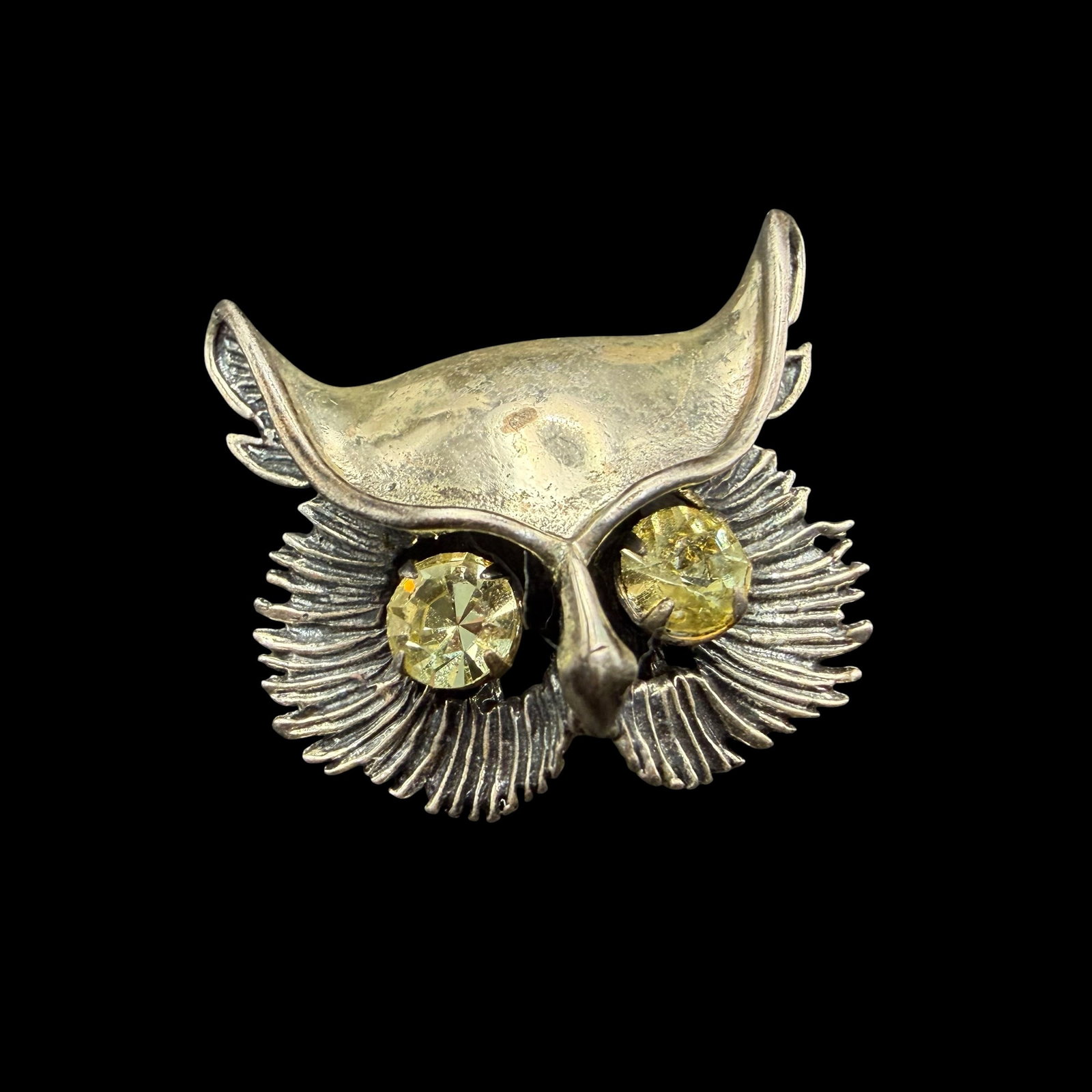 Vintage Sterling Silver Champagne Stone Owl Eyes Brooch Pin Beau 1” 7.20g 925: Maker: Beau as shown. / Material: Sterling Silver. / Stone: Champagne colored stone. / Size: 1 1/16” x 1”. / Weight: 7.20 grams. / Condition: Excellent, ready to enjoy. / Sold as is. Measu