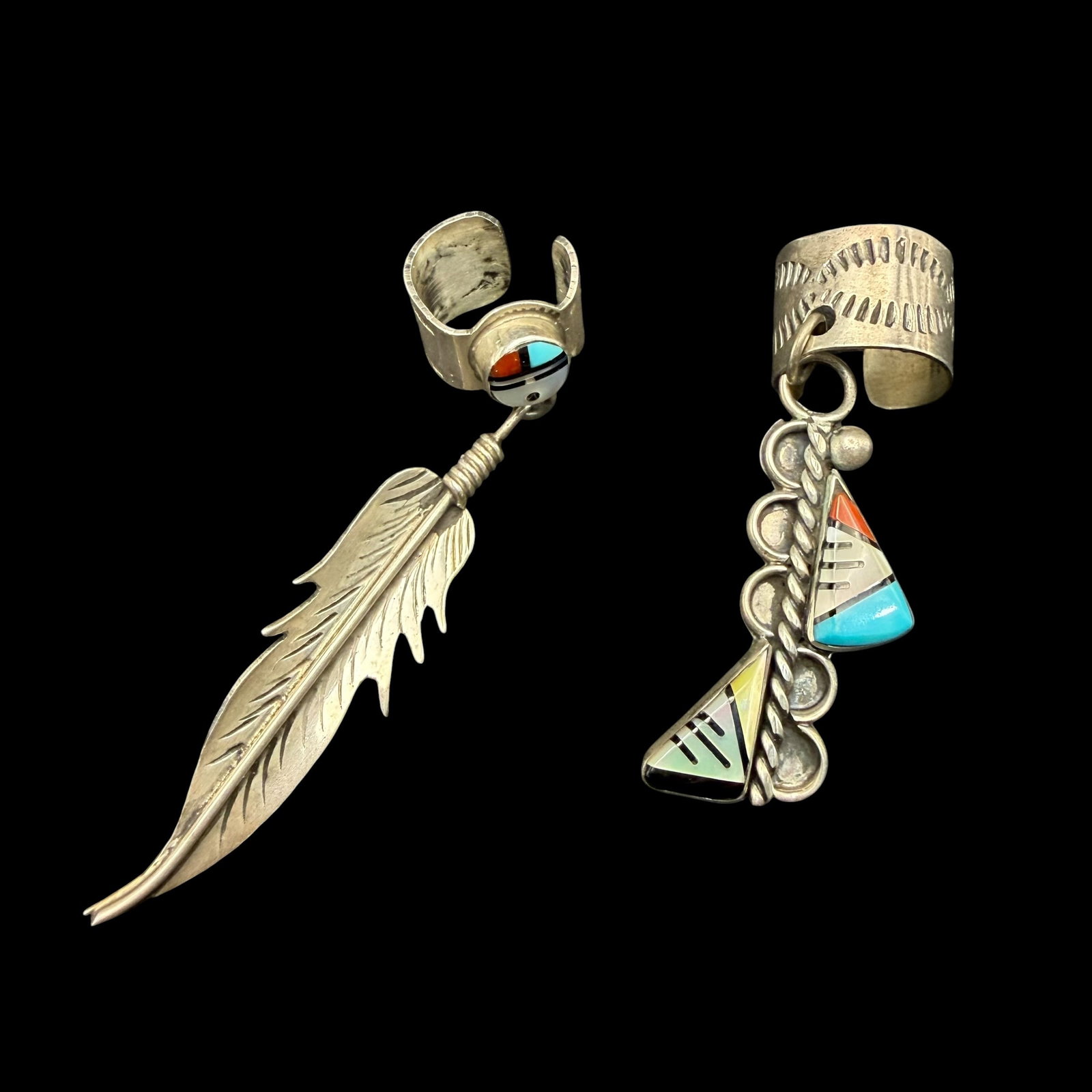 2 Vintage Sterling Silver Native American Ear Clips Zuni Inlays Old Pawn 6.34g 925: Maker: Unmarked, likely Old Pawn Zuni. / Material: Sterling Silver. / Stone: Inlays of Turquoise, Mother of Pearl, Black Onyx, Coral. / Size: Feather 2 1/8” overall. Clip opening 1cm x 1cm. - Ot