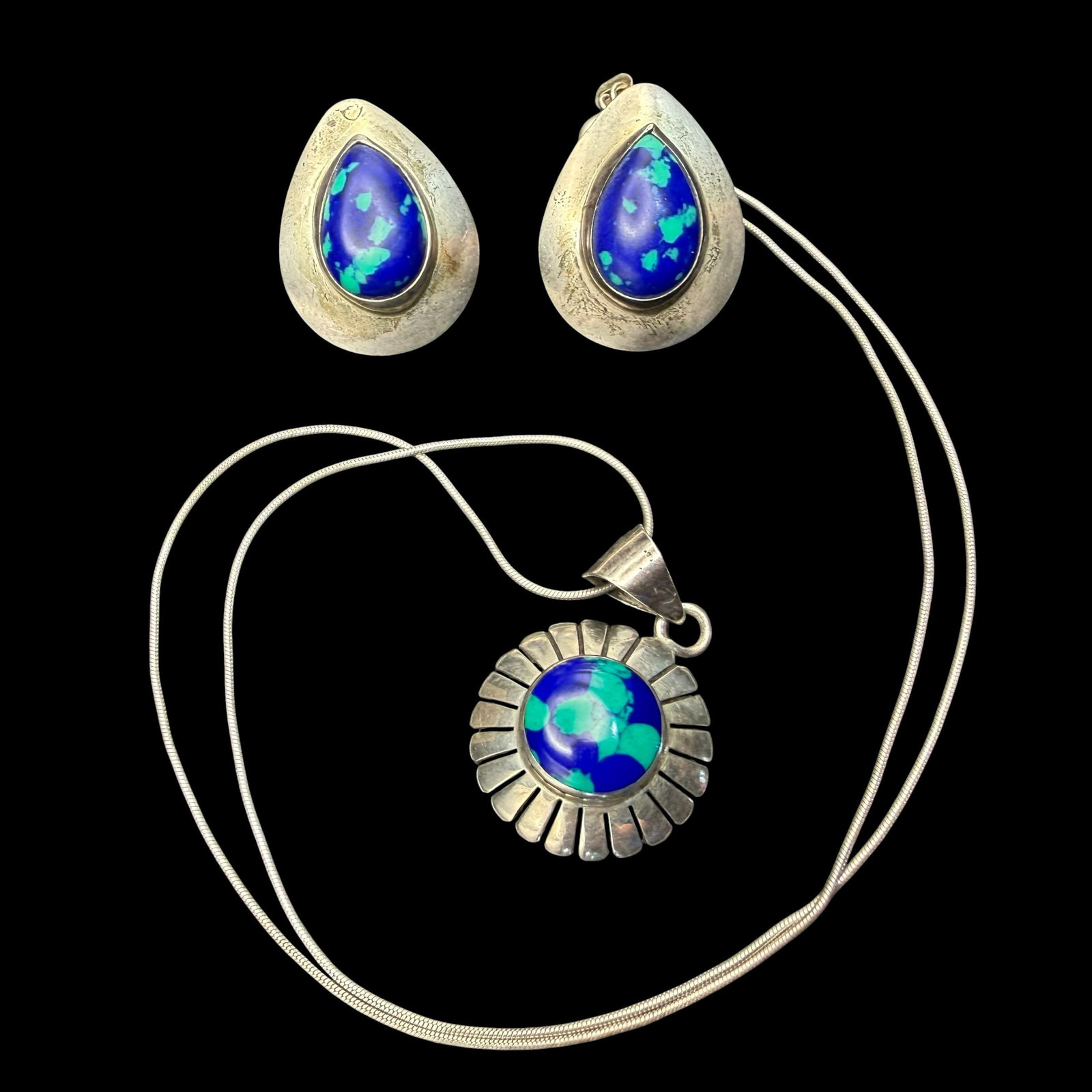 Vintage Native American Mexico Sterling Silver Azurite Earrings Necklace & Chain 11.71g 925: Maker: Necklace pendant marked Mexico, chain Italy. No maker mark on earrings, possibly Old Pawn. / Material: Sterling Silver. / Stone: Azurite. / Size: Pendant 3/4” diameter. Chain 18” lo