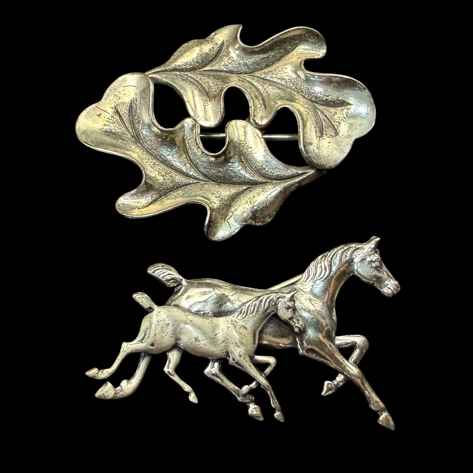 2 Vintage Sterling Silver Brooch Pins Oak Leaves Beau Running Horses 7.59g 925: Maker: Oak leaves marked Beau, horses unmarked. / Material: Sterling Silver. / Size: Oak 1 5/8” x 1 1/8”. Horses 1 5/8” x 7/8”. / Weight: 7.59 grams combined. / Condition: Both