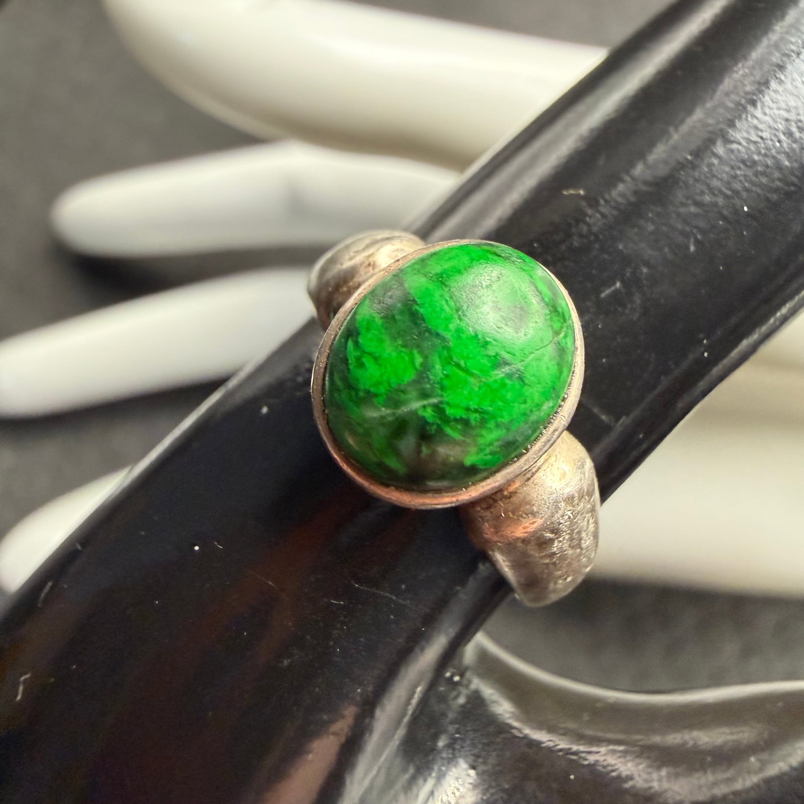 Vintage Sterling Silver Green Malachite Native American Old Pawn Ring Sz 8.5 4.63g 925: Maker: Unmarked, likely Old Pawn. / Material: Sterling Silver. / Stone: Green Malachite. / Size: 8.5. / Weight: 4.63 grams. / Condition: Great and ready to enjoy. / Sold as is. Measurements are approx