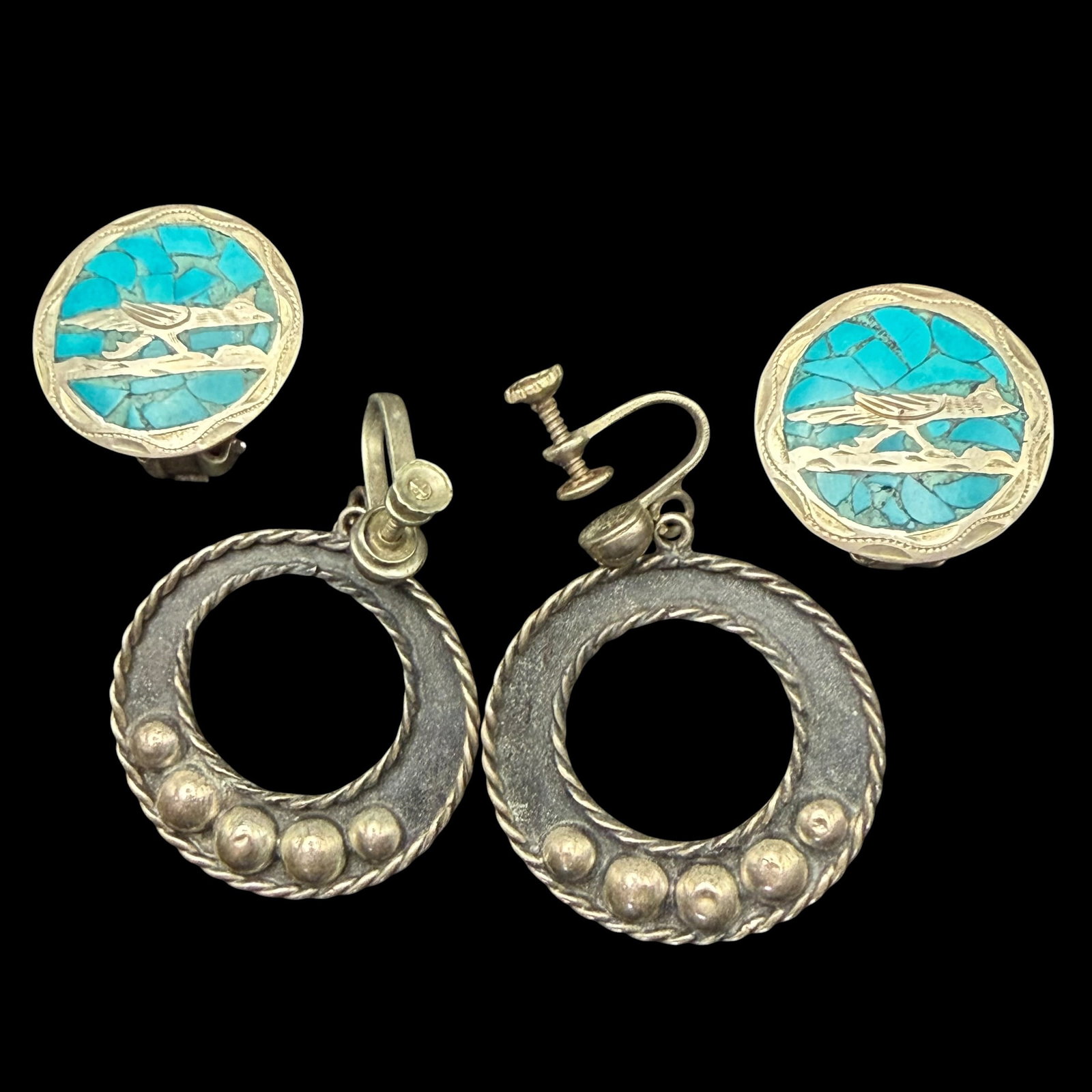 2 Pair Vintage Sterling Silver Clip On Earrings Turquoise Road Runner Mexico 18.13g 925: Maker: Marked Mexico. / Material: Sterling Silver. / Stone: Turquoise. / Size: Road Runner 15/16” diameter. Other 1 1/4” diameter. / Weight: 18.13 grams combined. / Condition: Great, ready
