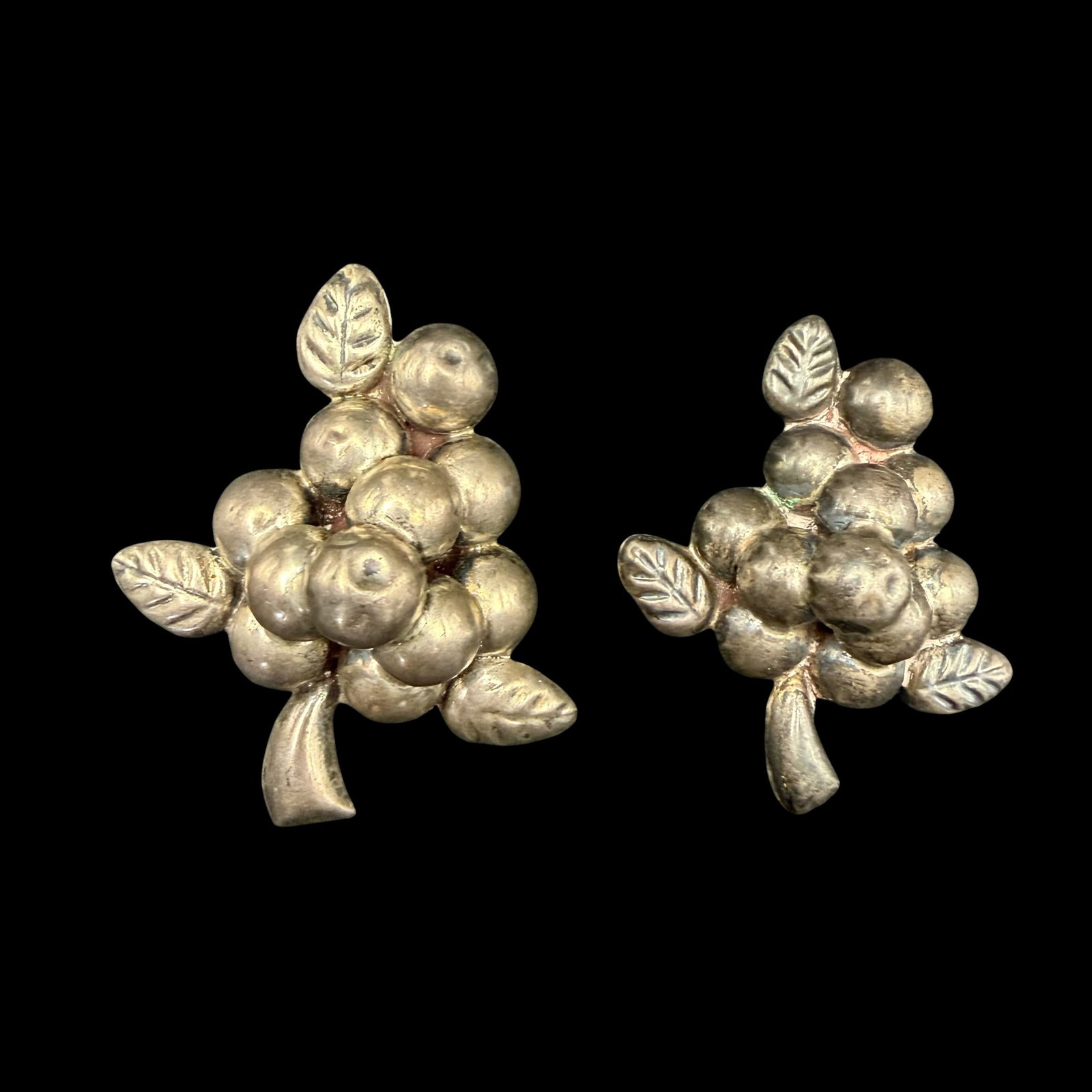 2 Vintage Sterling Silver Grape Bunch Cluster Brooch Pins Mexico 12.29g 925: Maker: Both marked Mexico. / Material: Sterling Silver. / Stone: None. / Size: 2 1/8” long and 1 13/16” long. / Weight: 12.29 grams combined. / Condition: Great, ready to enjoy! / Sold as 
