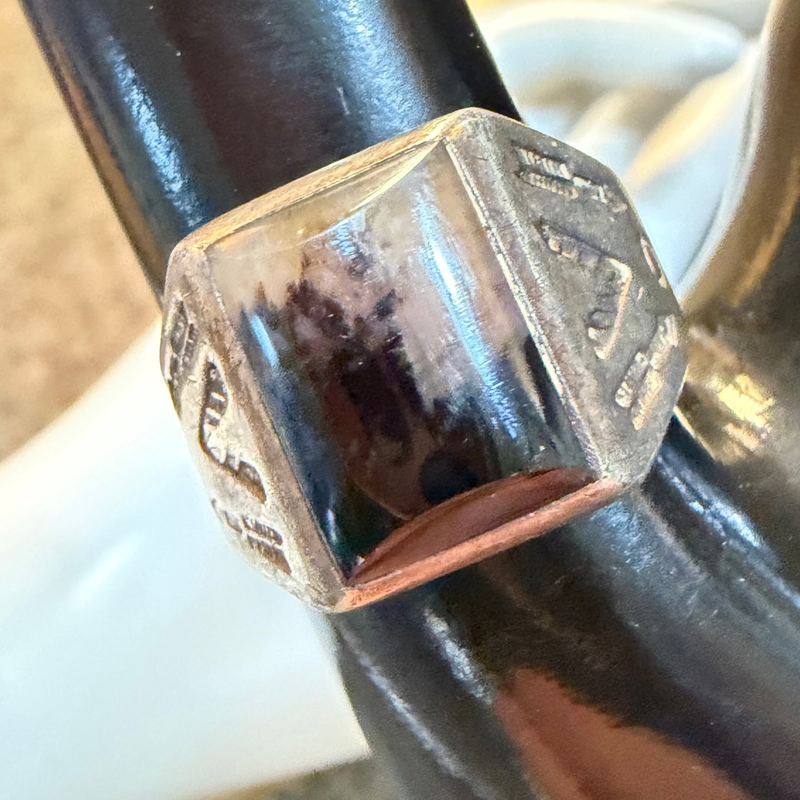 Vintage Native American Sterling Silver Agate Ring Old Pawn Sz 9.5 7.77g 925: Maker: Likely Old Pawn, unmarked. / Material: Sterling Silver. / Stone: Agate. / Size: 9.5. Face measures 9/16” wide. / Weight: 7.77 grams. / Condition: Great, ready to enjoy! / Sold as is. Meas