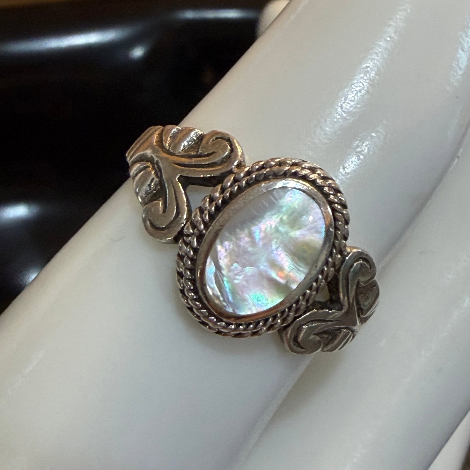 Vintage Sterling Silver Mother of Pearl MOP Ring Sz 8 4.00g 925 Thailand: Maker: Thailand. / Material: Sterling Silver. / Stone: Mother of Pearl. Size: 8. Face measures 1/2” wide. / Weight: 4.00 grams. / Condition: Great, ready to enjoy! / Sold as is. Measurements are