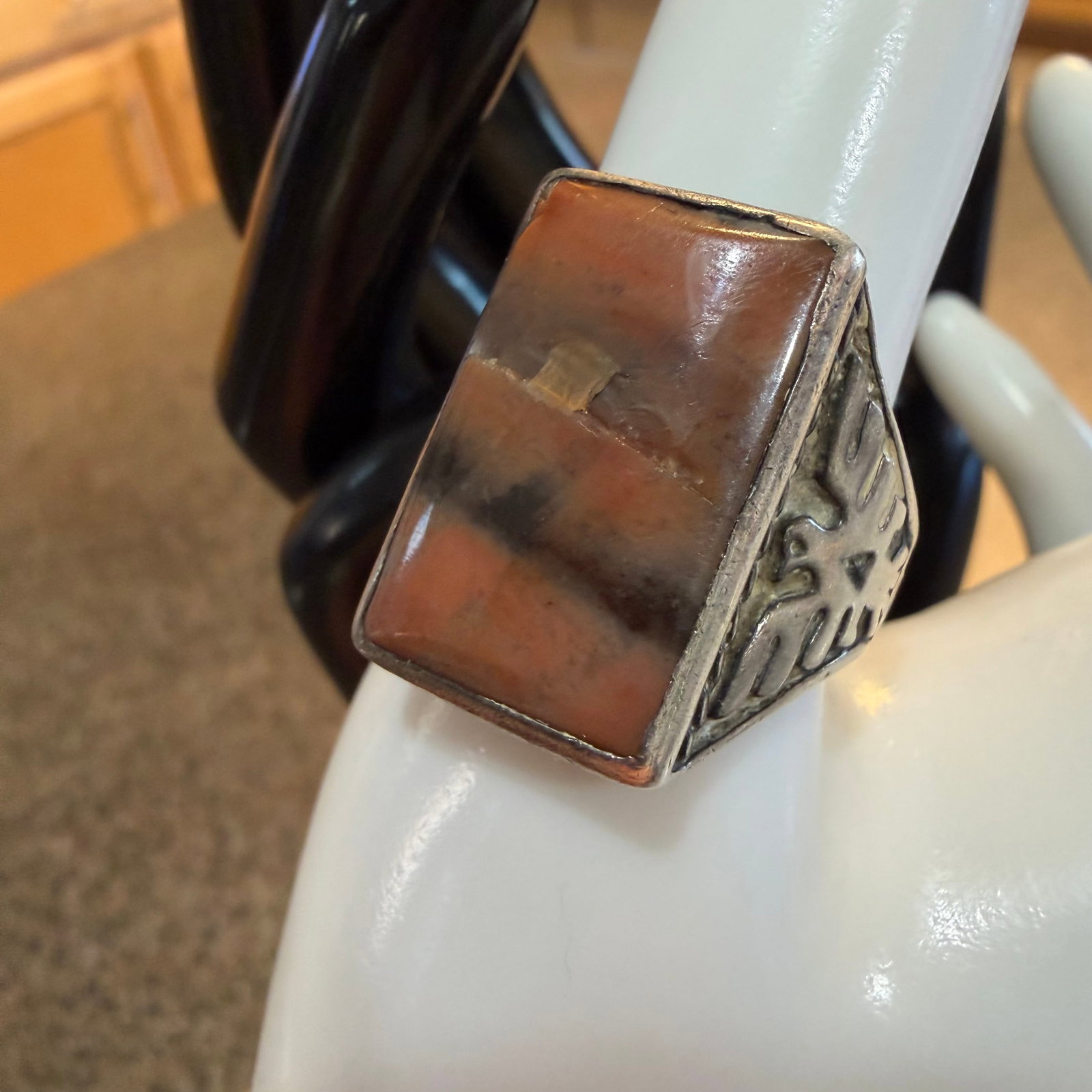 Vintage Bell Trading Native American Sterling Silver Agate Ring Sz 9.75 10.79g 925: Maker: Bell Trading Post. / Material: Sterling Silver. / Stone: Agate. / Size: 9.75. Face measures 15/16” x 9/16”. / Weight: 10.79 grams. / Condition: Note damage to face of the stone as c