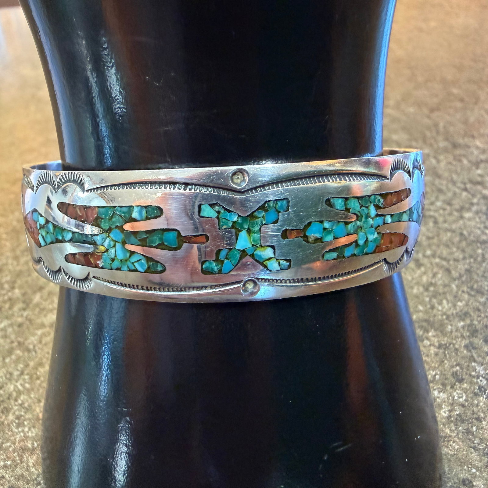 Vintage Sterling Silver Turquoise Coral Cuff Bracelet Gibson Gene 6.1cm x 5.0cm Flex 25.91g 925: Maker: I believe it’s the mark for Gibson Gene. / Material: Sterling Silver. / Stone: Chips of Turquoise and Coral. / Size: Opening 6.1 cm x 5.0 cm with flex. Band 5/8” wide. / Weight: 25.91 g