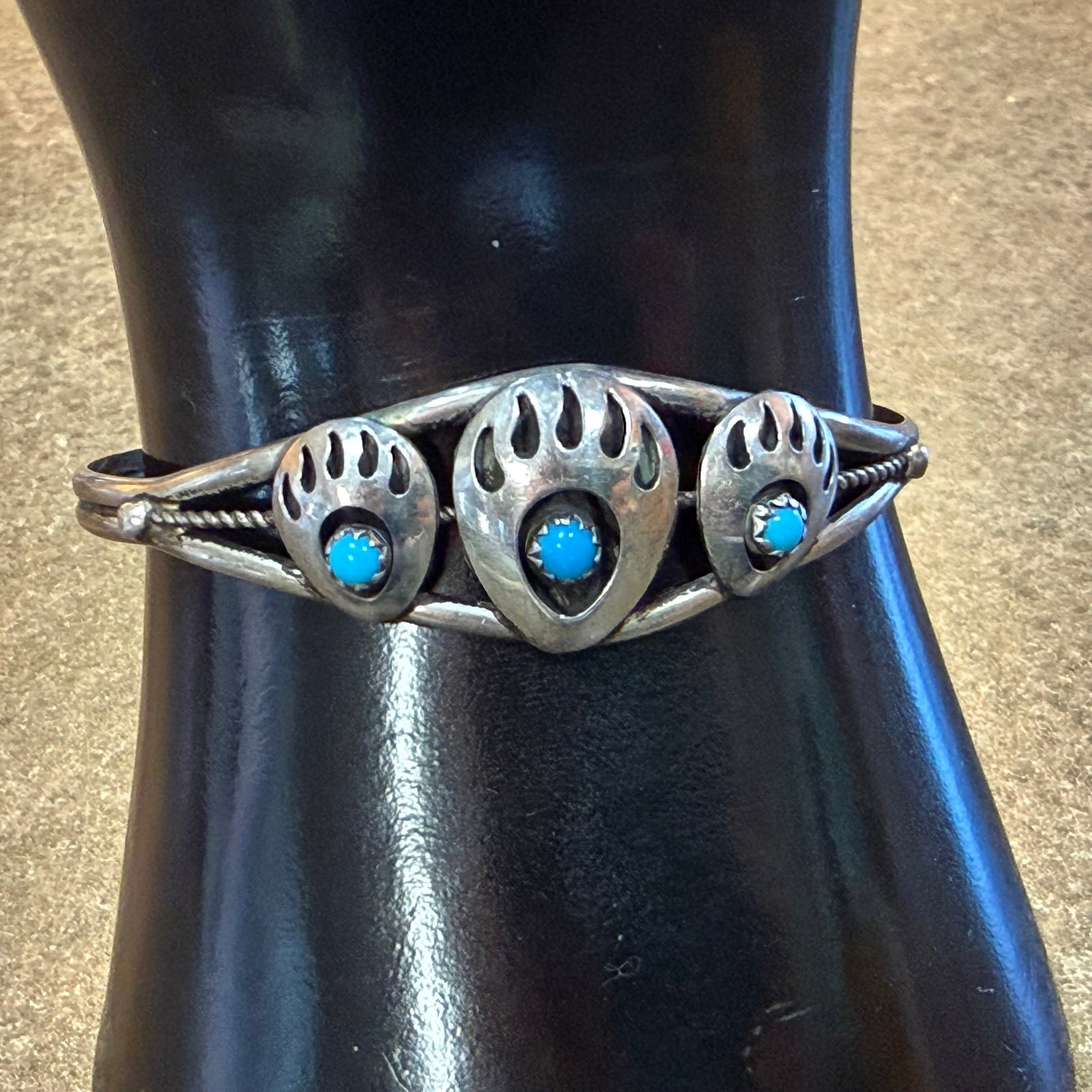 Vintage Sterliing Silver Turquoise Native American Cuff Bracelet Old Pawn 5.5cm x 4.1cm 7.88g 925: Maker: Unmarked, possibly Old Pawn. / Material: Sterling Silver. / Stone: Turquoise. / Size: Opening 5.5 cm x 4.1 cm, with flex. Top measures 11/16” wide. / Weight: 7.88 grams. / Condition: Grea