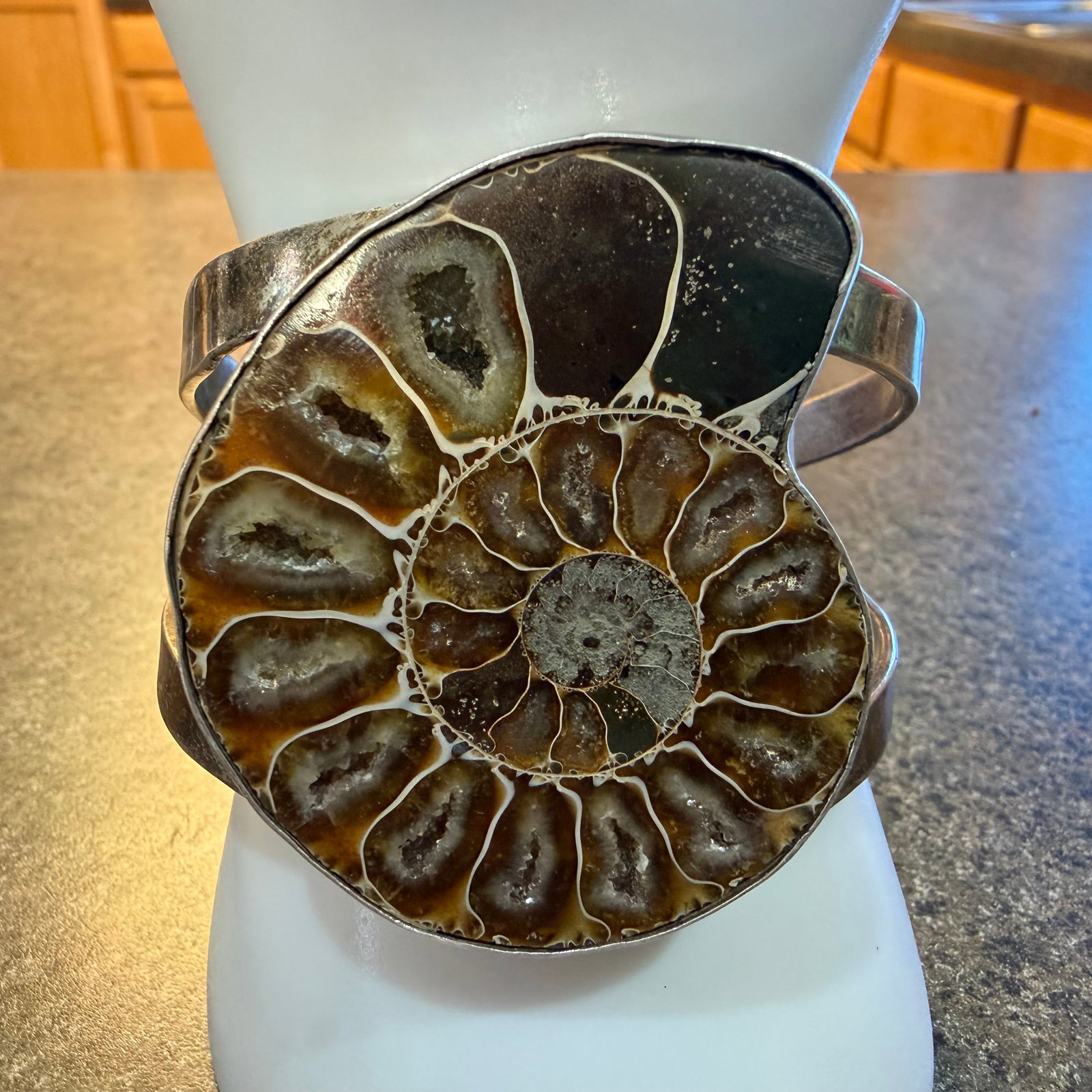 Large Chris Bale Elligators Sterling Silver Ammonite Fossil.Cuff Bracelet 6.5 x 4.9cm Flex 75.3g 925: Maker: Marked Elligators. (Chris Bale) / Material: Sterling Silver. / Stone: Ammonite fossil. / Size: Opening 6.5 cm x 4.9 cm with flex. Face measures 2 3/16” x 1 3/4”. Weight: 75.30 grams