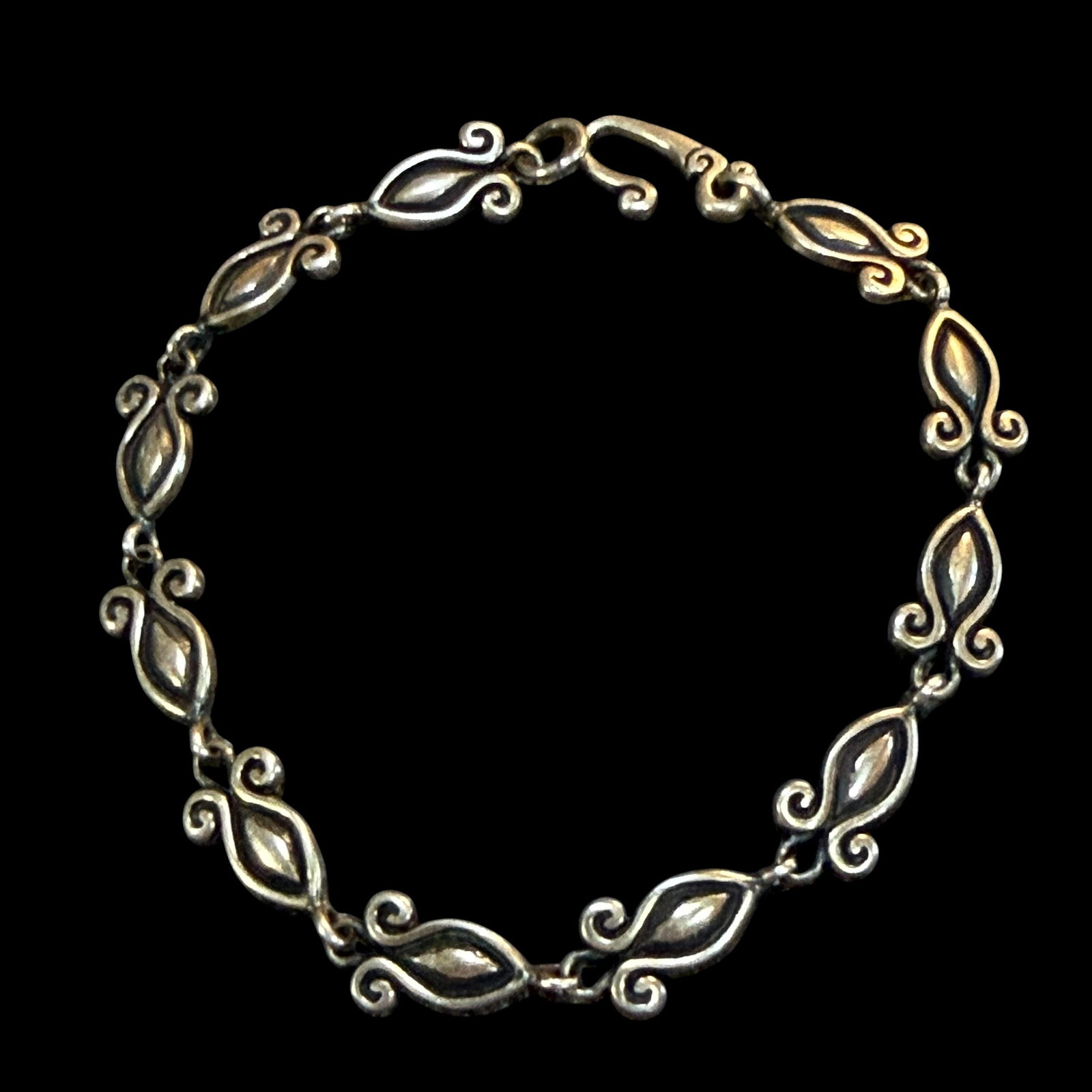 Vintage Sterling Silver Art Nouveau Chain Link Bracelet 7.5” 9.87g 925: Maker: Unmarked, unknown. / Material: Sterling Silver. / Stone: None. / Size: 7 1/2” long. / Weight: 9.87 grams. / Condition: Great, ready to enjoy. / Sold as is. Measurements are approximate. P
