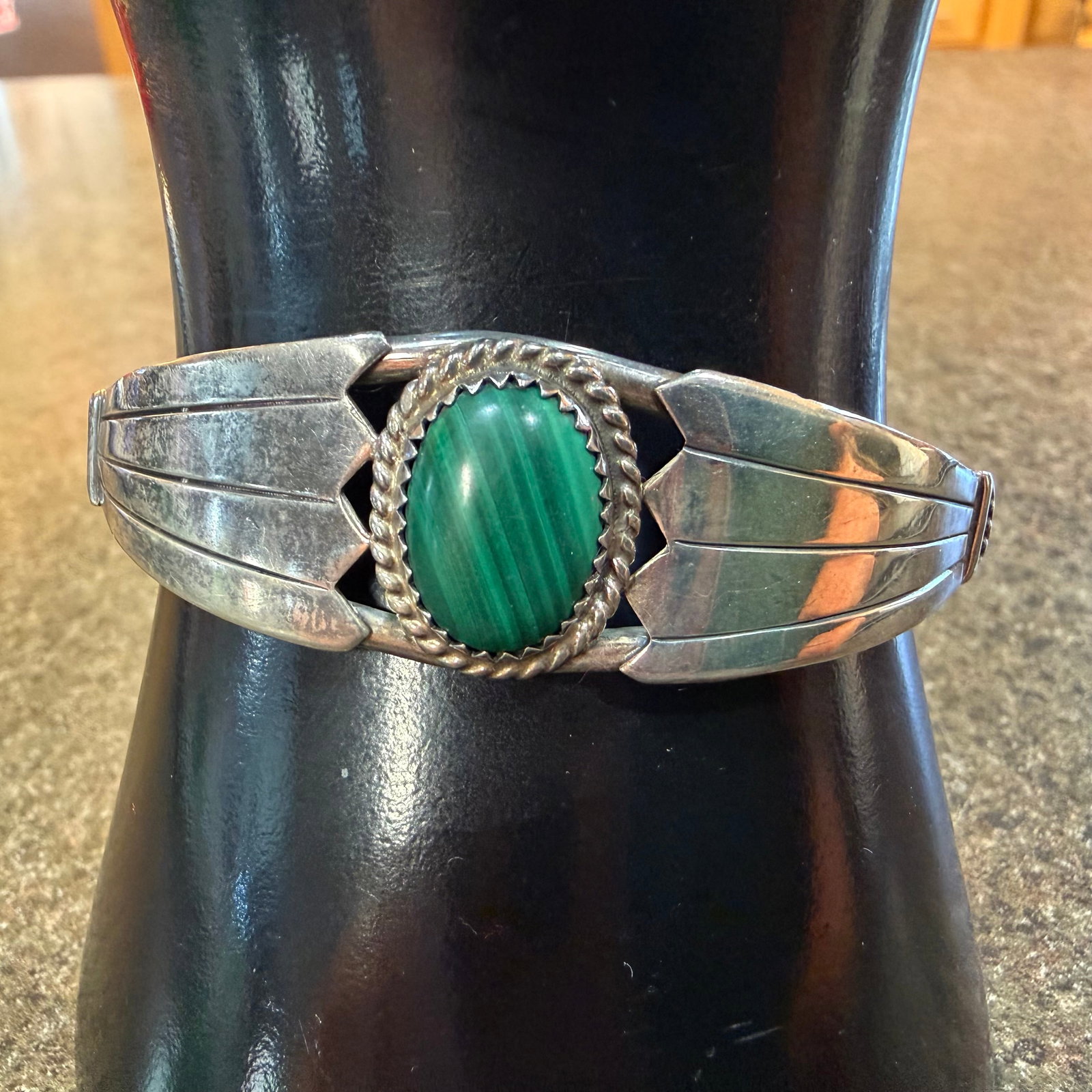 Vintage Native American Sterling Silver Green Malachite Cuff Bracelet Bennaly 14.97g 925 5.5 x 4.5cm: Maker: T. Bennaly. / Material: Sterling Silver. / Stone: Green Malachite. / Size: Opening 5.5 cm x 4.5 cm with flex. 11/16” wide band at face. / Weight: 14.97 grams. / Condition: Great, ready to
