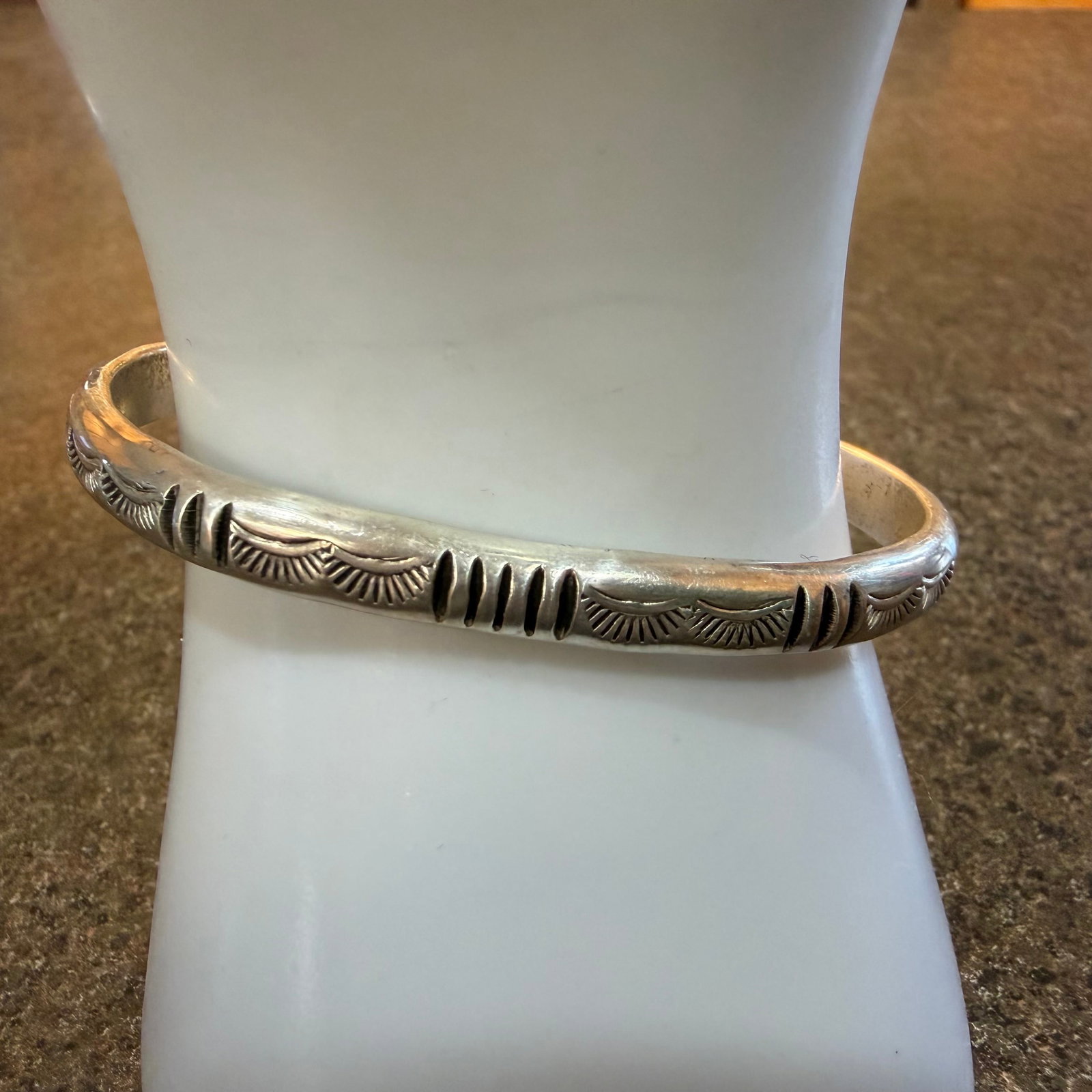 Vintage Native American Sterling Silver Cuff Bracelet Signed JN Navajo 23.91g 925 5.9 x 4cm: Maker: JN, Navajo. Unknown. / Material: Sterling Silver. / Stone: None. / Size: Opening 53.9 cm x 4.0 cm. 1/4” wide band. / Weight: 23.91 grams. / Condition: Great, ready to enjoy. / Sold as is.