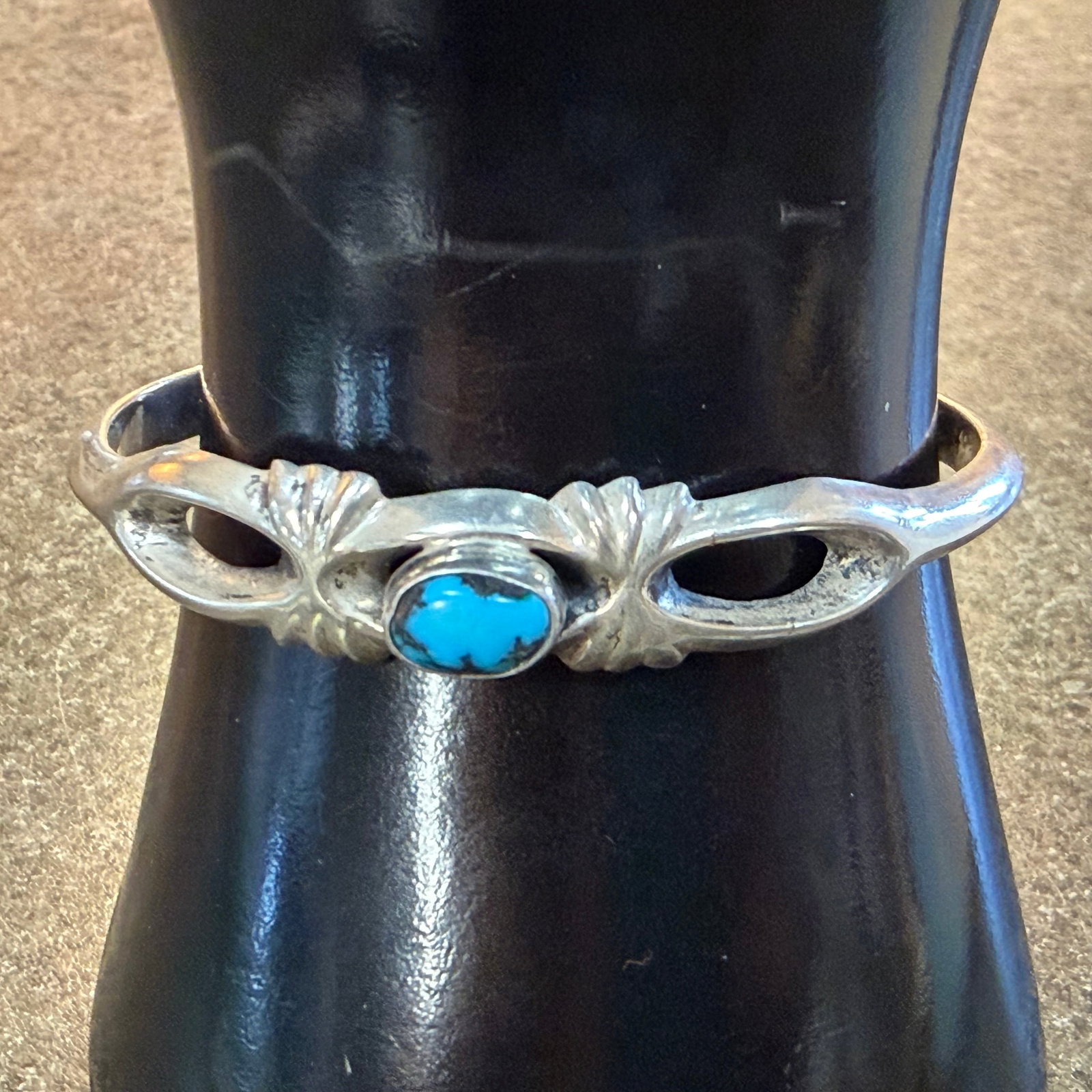 Vintage Native American Sterling Silver Turquoise Cuff Bracelet 53.7x4.5cm 21.48g 925 Old Pawn: Maker: Old Pawn. / Material: Sterling Silver. / Stone: Turquoise. / Size: Opening 5.7 cm x 4.5 cm. 3/8” wide band. / Weight: 21.48 grams. / Condition: Great, ready to enjoy. / Sold as is. Measur