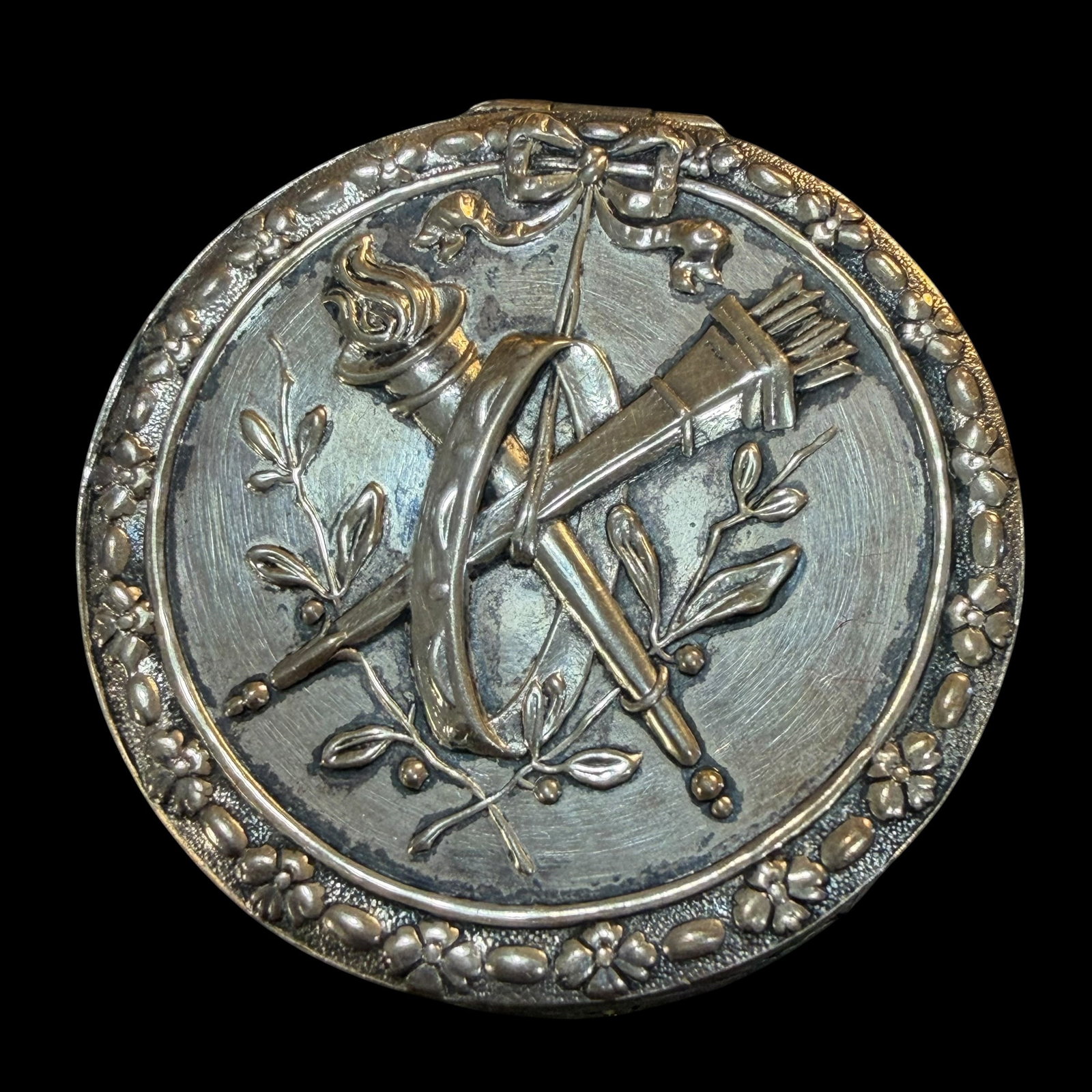 Continental Silver Pill Trinket Box Embossed Torch Quiver Germany .800 38.57g Antique: Maker: Marks shown, Germany. / Material: .800 Silver. / Stone: None. / Size: 1 7/8” diameter x 5/8” tall. / Weight: 38.57 grams. / Condition: Great, ready to enjoy. / Sold as is. Measureme