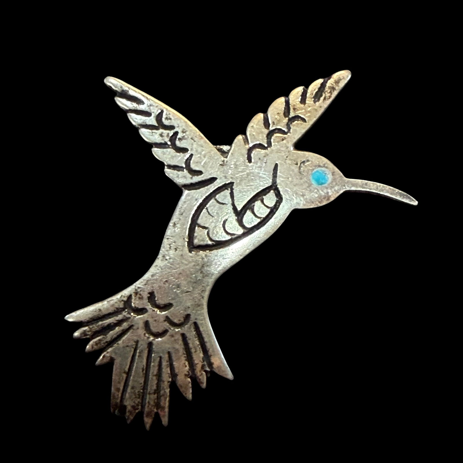 Vintage Native American Sterling Silver Turquoise Hummingbird Brooch Pin 7.14g 925 VB Vernon Begay: Maker: Marked VB as shown. Possibly Vernon Begay. / Material: Sterling Silver. / Stone: Turquoise. / Size: 1 3/4” x 1 3/8”. / Weight: 7.14 grams. / Condition: Great, ready to enjoy. Honest