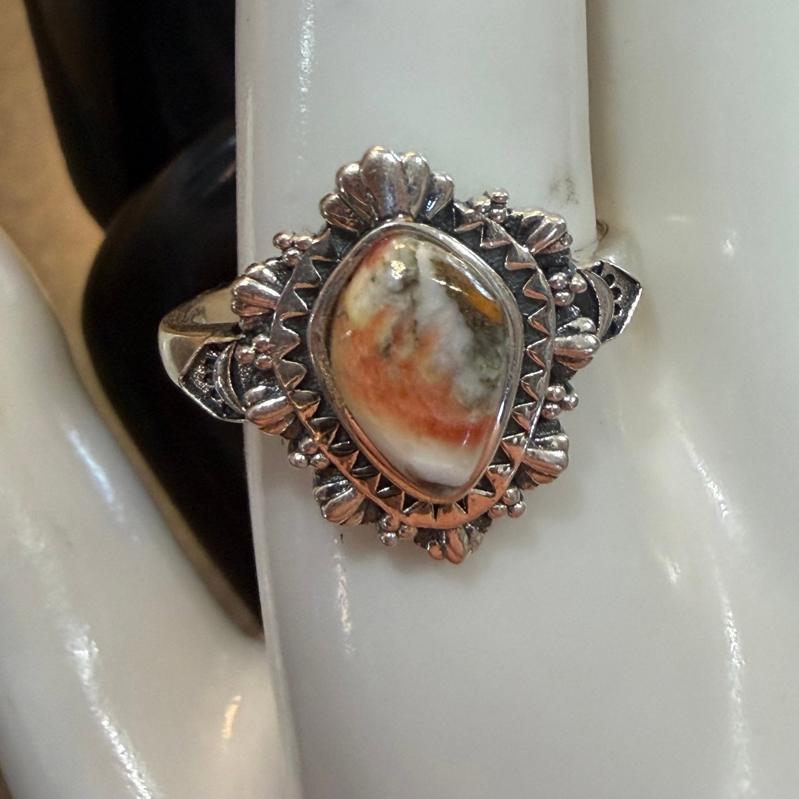 Vintage Sterling Silver Agate Fashion Ring Sz 11.5 5.75g 925: Maker: Unmarked, unknown. / Material: Sterling Silver. / Stone: Agate. / Size: 11.5. Face measures 3/4” wide. / Weight: 5.75 grams. / Condition: Great, ready to be enjoyed. / Sold as is. Measure