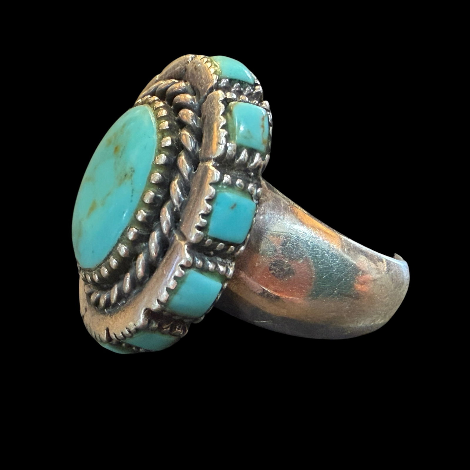Vintage Sterling Silver Turquoise Southwestern Style Ring Sz 6 14.68g 925: Maker: Unknown. / Material: Sterling Silver. / Stone: Turquoise. / Size: 6. Face measures 7/8” x 3/4”. / Weight: 14.68 grams. /Condition: Great, ready to be enjoyed. / Sold as is. Measurem