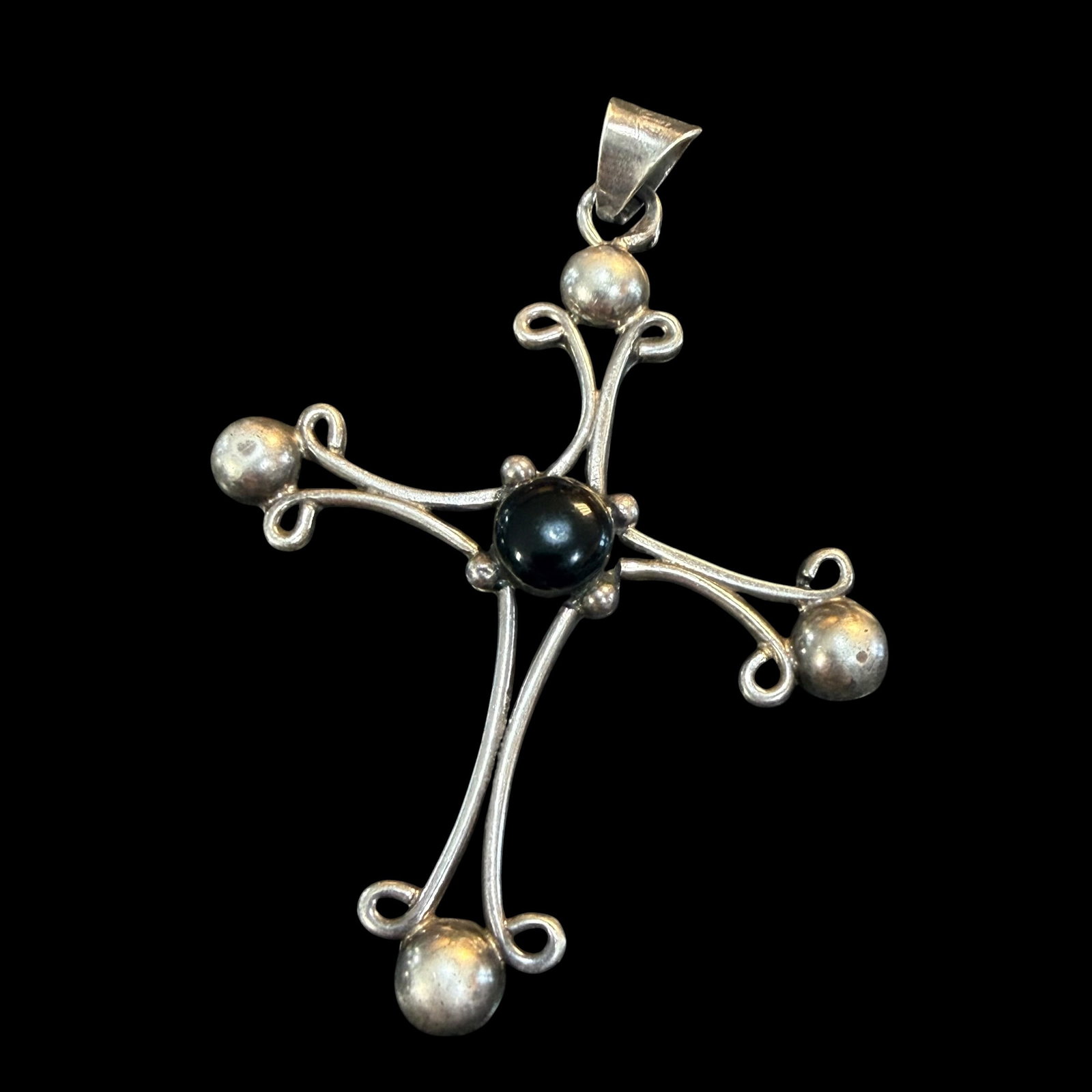 Vintage Sterling Silver Black Onyx Cross Necklace Pendant Mexico 3 3/8” x 2 3/8” 20.0g: Maker: Mexico. / Material: Sterling Silver. / Stone: Black Onyx. / Size: 3 3/8” x 2 3/8” with loop. / Weight: 20.00 grams. / Condition: Great, ready to be enjoyed. Please note the one arm 