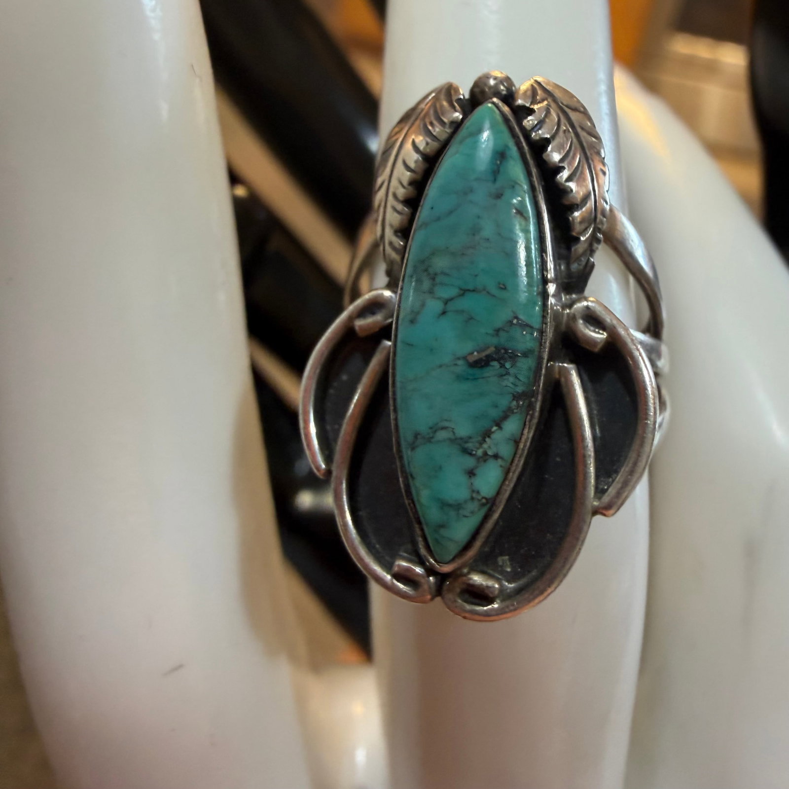 Vintage Old Pawn Native American Sterling Silver Turquoise Feather Ring Sz 5.75 4.70g 925: Maker: Old Pawn. / Material: Sterling Silver. / Stone: Turquoise. / Size: 5.75. Face measures 1” x 5/8”. / Weight: 4.70 grams. / Condition: Great, ready to be enjoyed. / Sold as is. Measur