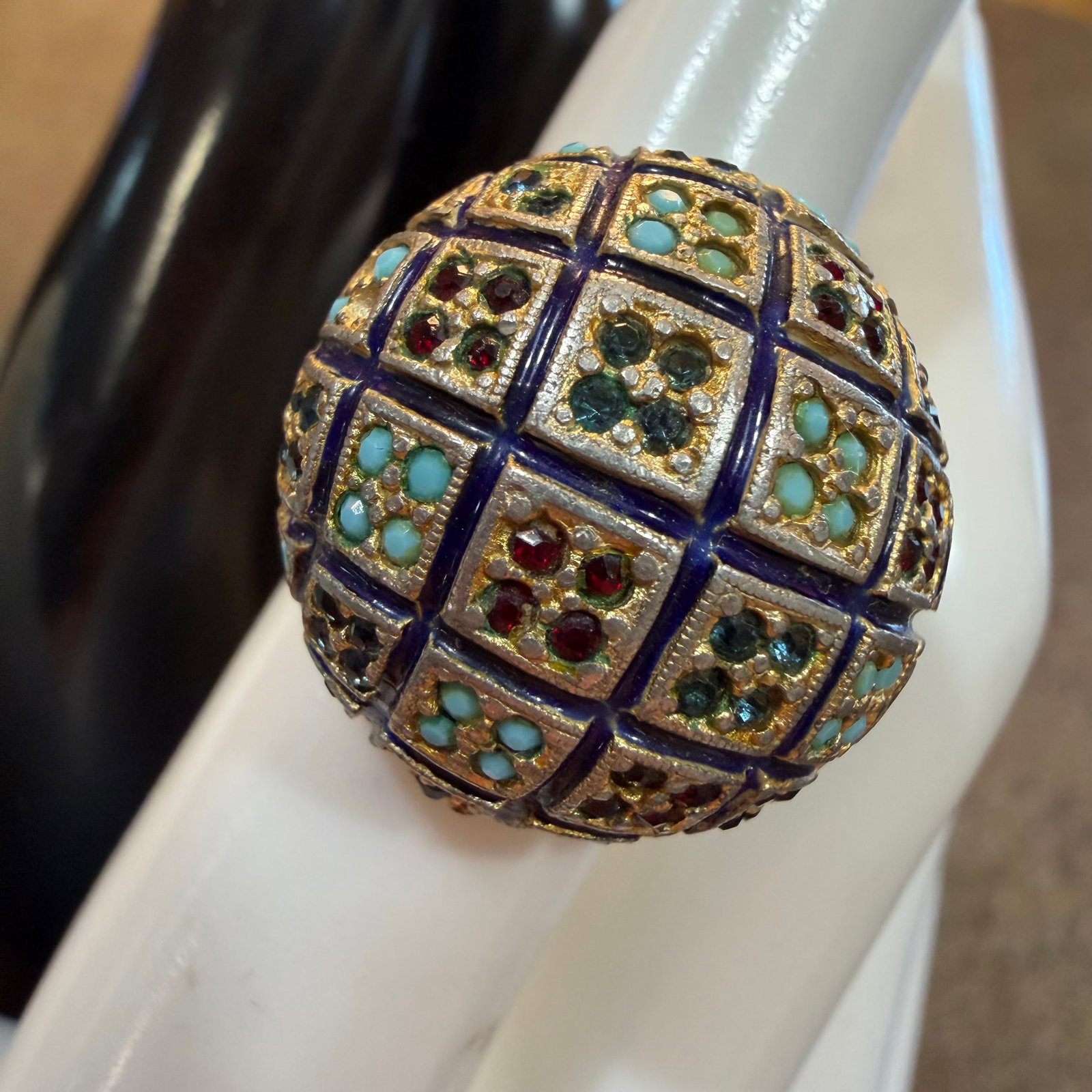 Vintage Les Bernard Multi Colored Stone Fancy Cocktail Costume Ring Sz 5 Split: Maker: Les Bernard Inc. / Material: Base metal. / Stone: Multiple colored stones. Unsure if glass or natural stones. / Size: As shown 5. All the way closed closer to a 4.75. Split back as shown allows