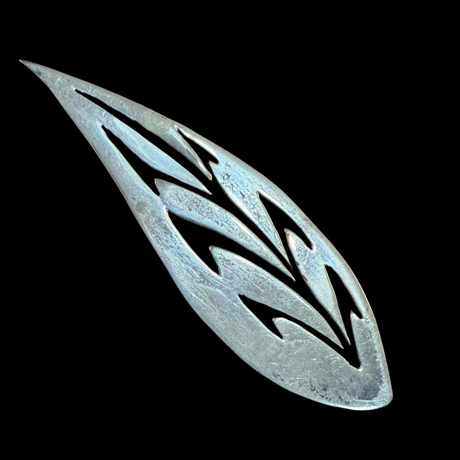 Vintage Sterling Silver Leaf Pattern Brooch Pin 2 5/8” Long 7.60g 925: Maker: Unsigned, unknown. / Material: Sterling Silver. / Size: 2 5/8” x 3/4”. / Weight: 7.60 grams. / Condition: Great, ready to enjoy. / Sold as is. Measurements are approximate. Please s