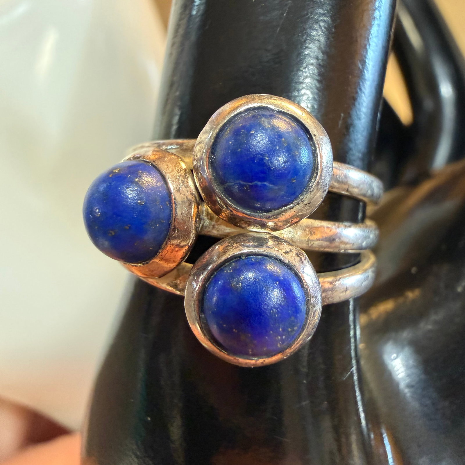 Vintage Sterling Silver Blue Lapis Tri Stone Boho Ring Sz 8 5.30g 925: Maker: Unsigned, unknown. / Material: Sterling Silver. / Stone: Blue Lapis. / Size: 8. Face measures 5/8” wide. / Weight: 5.30 grams. / Condition: Great, ready to enjoy. / Sold as is. Measuremen