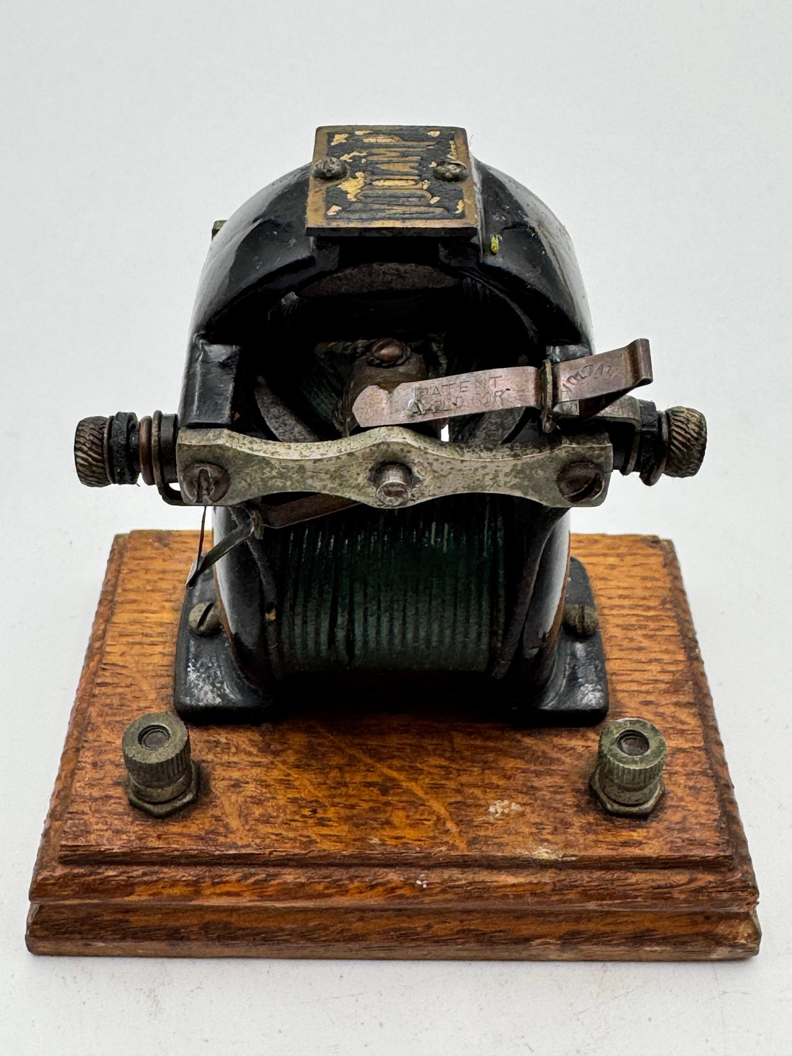 Rare Antique MOTAMP Electric Motor Cast Iron Scientific Demonstration Motor c1900: Scarce early 1900s MOTAMP electric motor mounted on an original oak base. Features a heavy cast iron housing, exposed electromagnetic coil, brass contact assembly, and original maker plate. An excelle