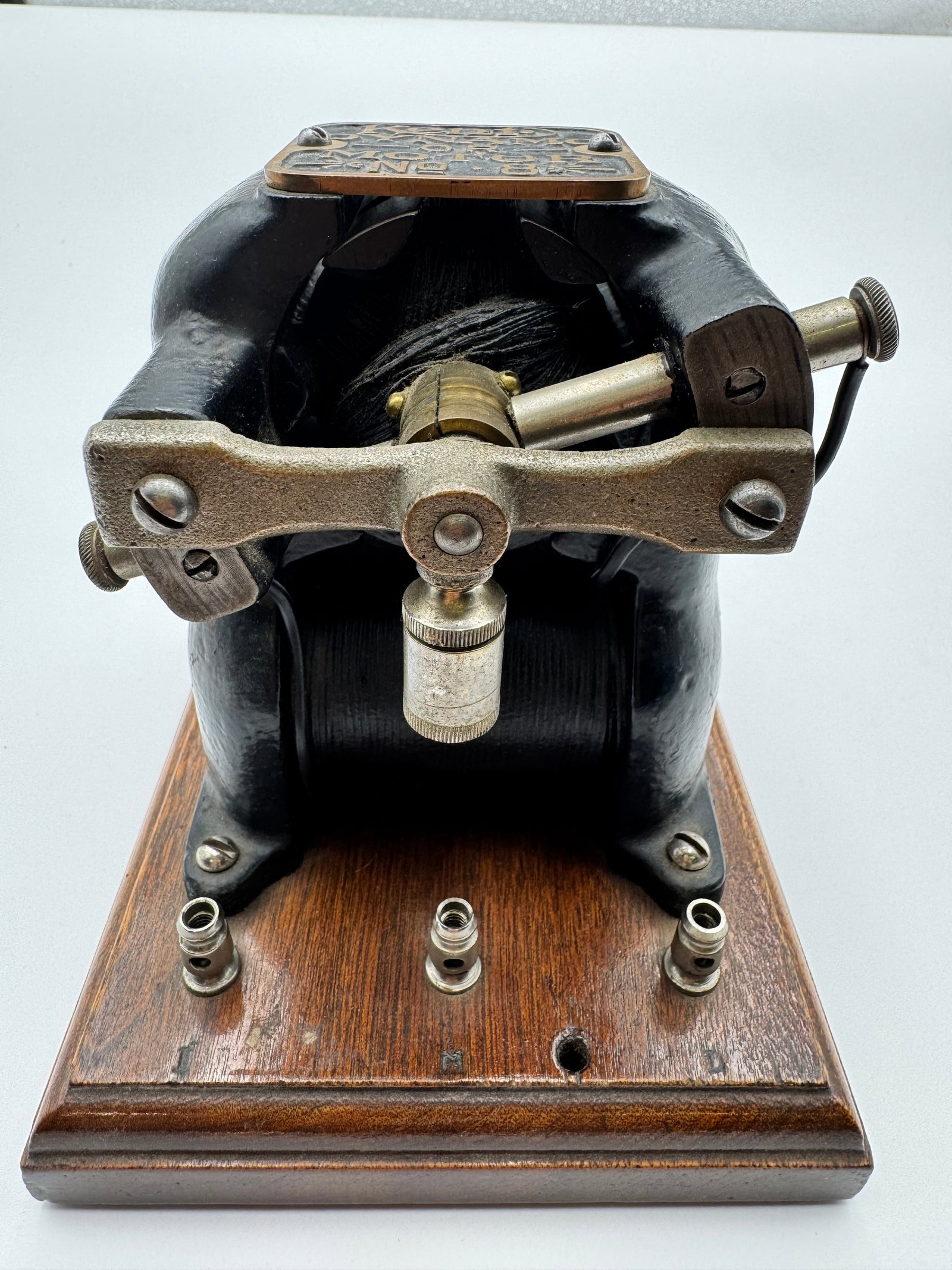 Antique Kent Dynamo Or Motor No. 8 Electric Motor Scientific Instrument Early 1900s: Rare antique “Kent Dynamo or Motor No. 8” mounted on original wood base. Features ornate brass maker plate, heavy cast iron electromagnet body, adjustable armature assembly, and original bindi