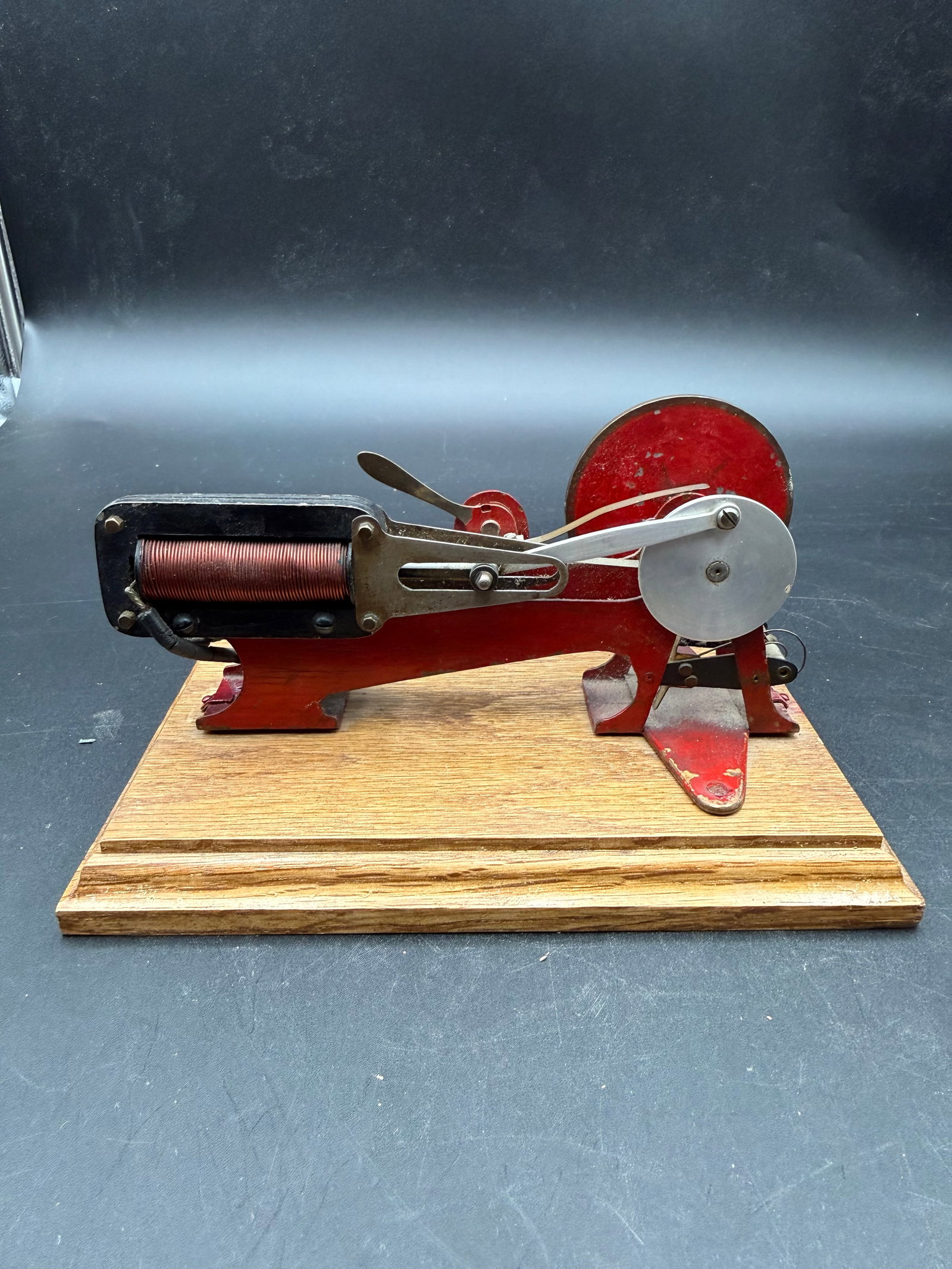ANTIQUE ELECTROMAGNETIC ENGINE TOY: ANTIQUE ELECTROMAGNETIC ENGINE TOY 7” L X 4 1/2” W X 3 1/2” H. UNTESTED