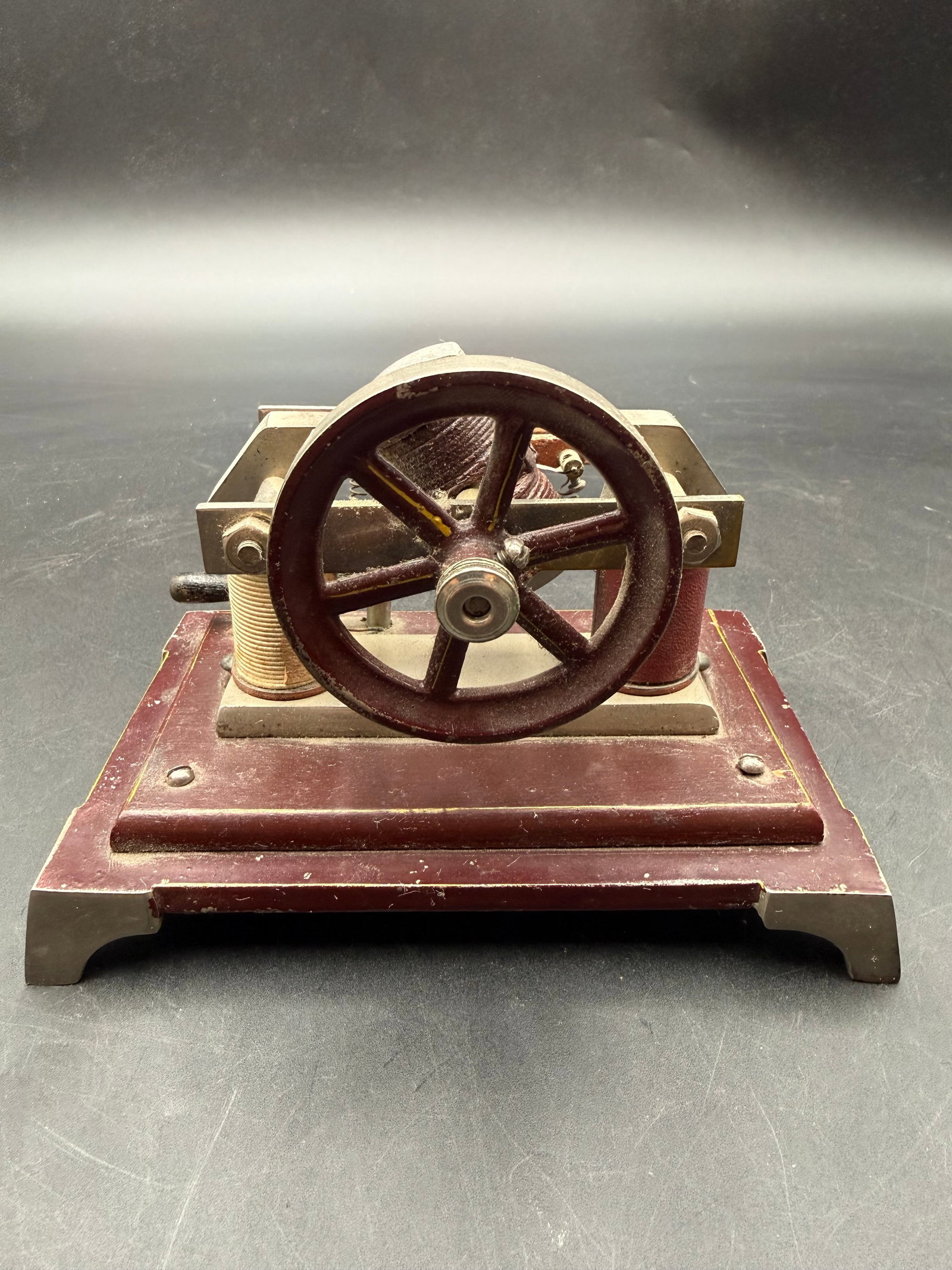 Antique Weeden No. 101 Motor: Flywheel is 2 1/2" in diameter, base is 6" X 4", motor is about 4" high.The weeden No. 101 is a similar motor to the above No. 1 that it replaced in 1912, production continued into 1918.