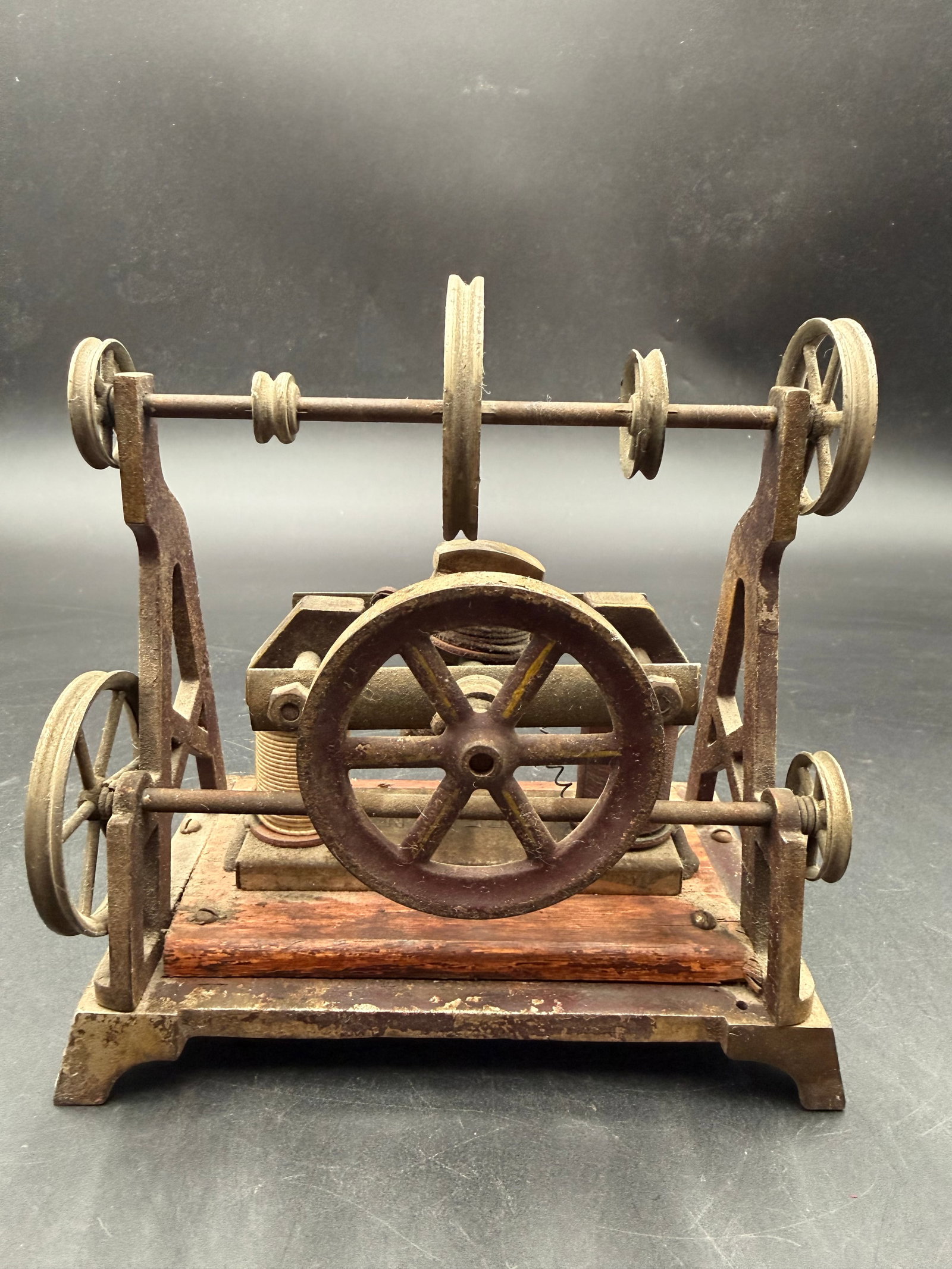 Antique Weeden No. 107 Motor: The Weeden No.107 motor was introduced in 1912 and produced until 1918, it is actually a No. 101 motor with two lines of shafting. Base is 6" X 4", it stands 6 1/4" high.