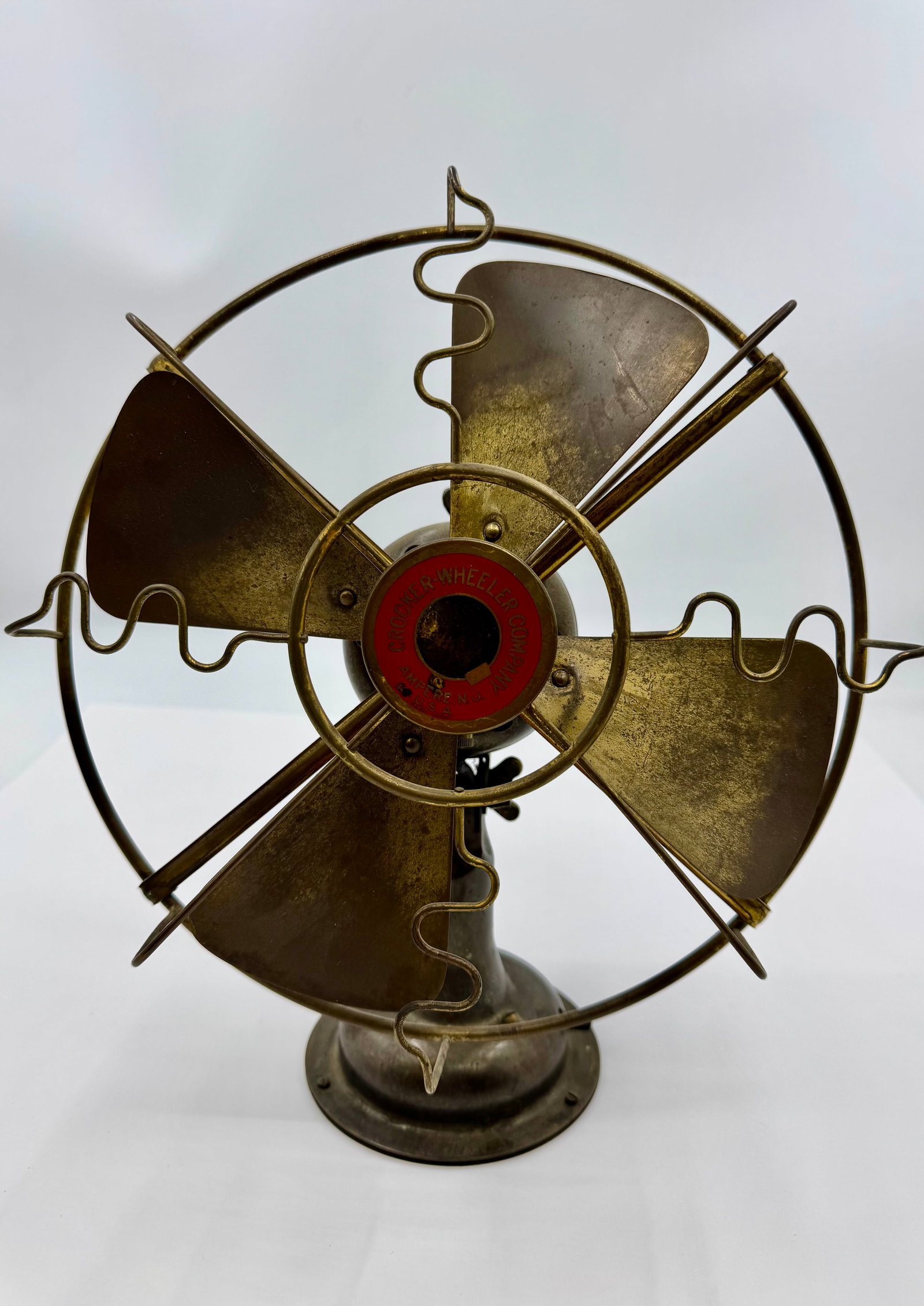 Vintage Crocker-Wheeler all Brass Blade Electric Desk Fan 110V Antique USA: Antique Crocker-Wheeler Company electric desk fan featuring a heavy all brass blades, and original red center badge marked “Ampere, N.J. U.S.A.” Early 20th century industrial design with