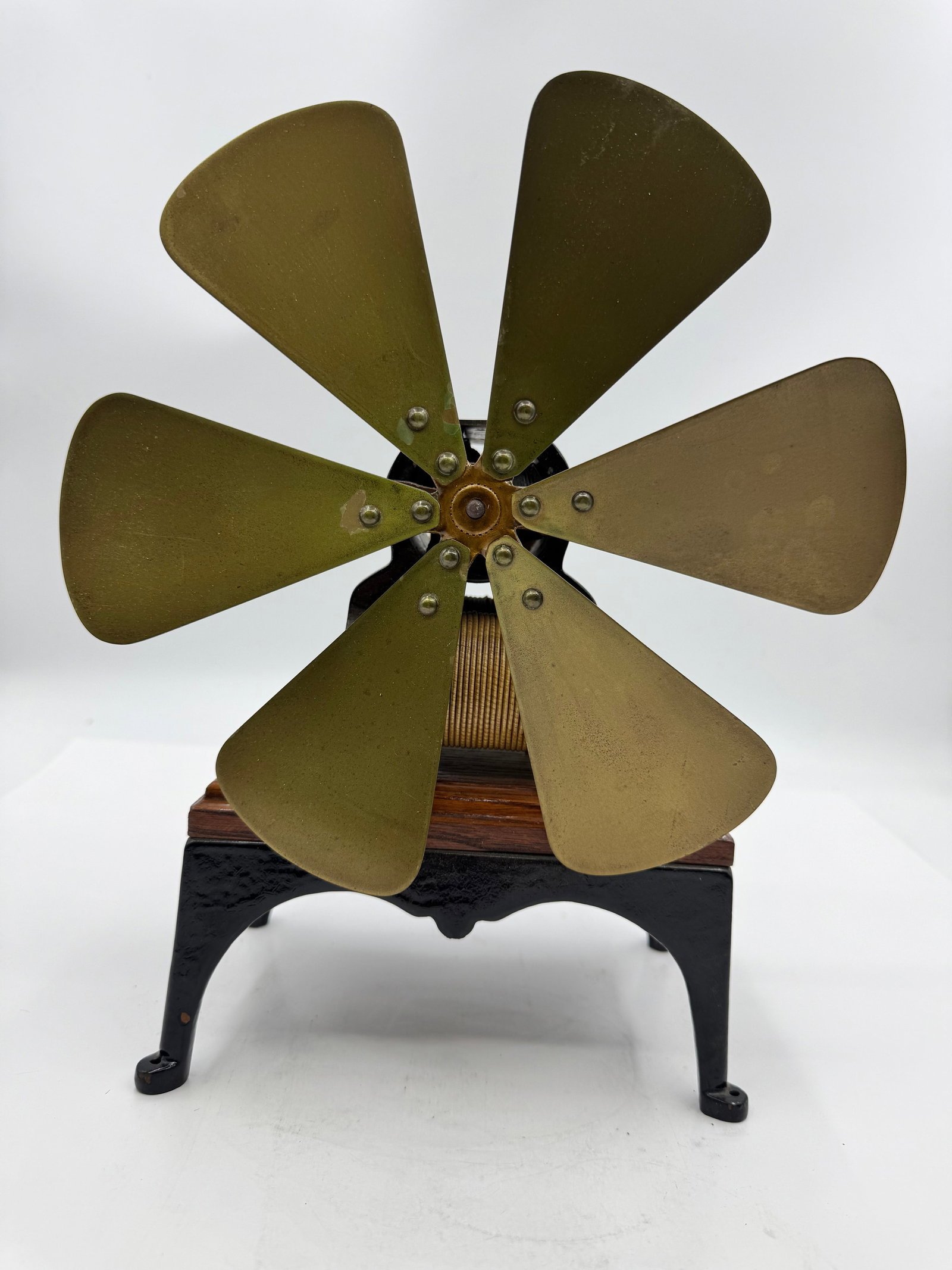 Antique Porter Motor No. 4 Brass Blade Fan Porter & Leavitt Electric Motor Co: Extremely rare antique Porter Motor No. 4 fan manufactured by Porter & Leavitt Electric Motor Co. Features six large brass blades, exposed early motor design, cast iron legs, and wood mounting base. R