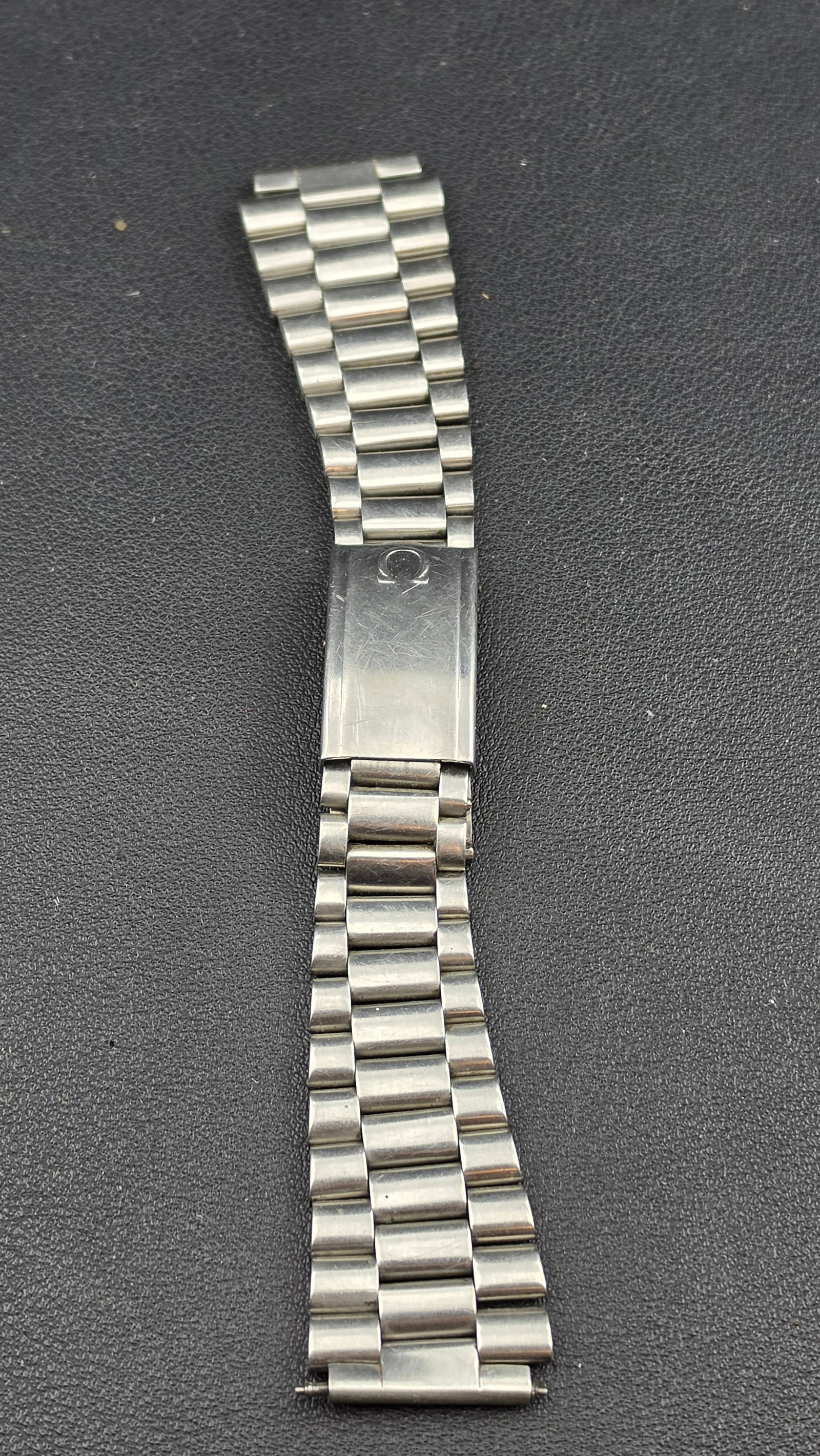 Vintage Omega Bracelet Ref 1162/173 Stainless Steel 20mm Speedmaster Mark II 145.014 1970s: This is a complete genuine Omega stainless steel bracelet, reference 1162 with 173 end links, measuring 19.6mm at the lug end and approximately 6.5 inches in total length. The fold-over clasp reverse 