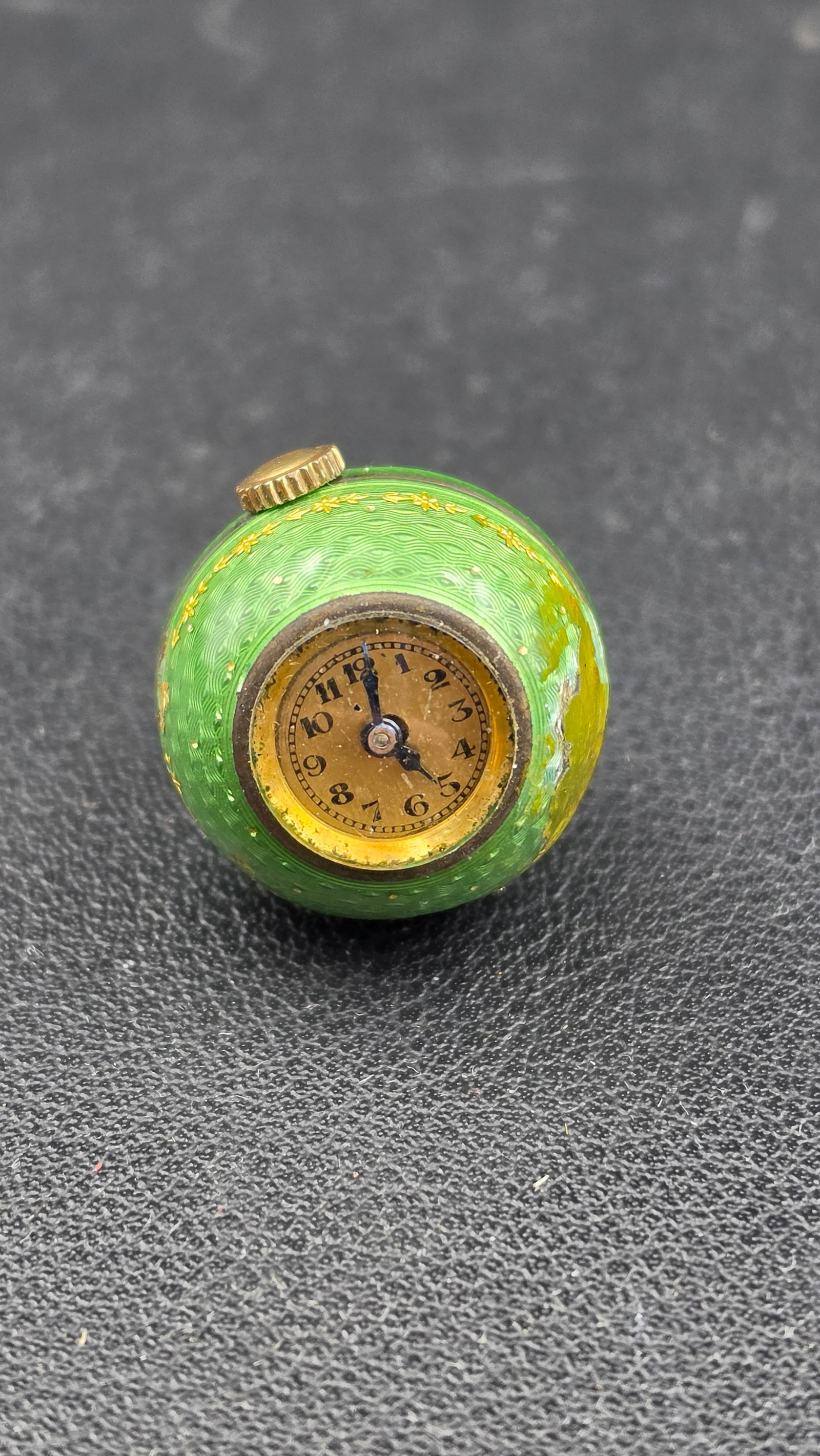 Antique Swiss 0.935 Silver Green Guilloche Enamel Ball Pendant Watch 15J c. 1900–1920 Running: This is a fine antique Swiss spherical ball pendant watch dating to the Edwardian or early Art Deco period, circa 1900 to 1920, in a 0.935-grade silver case fully covered in vibrant translucent green 