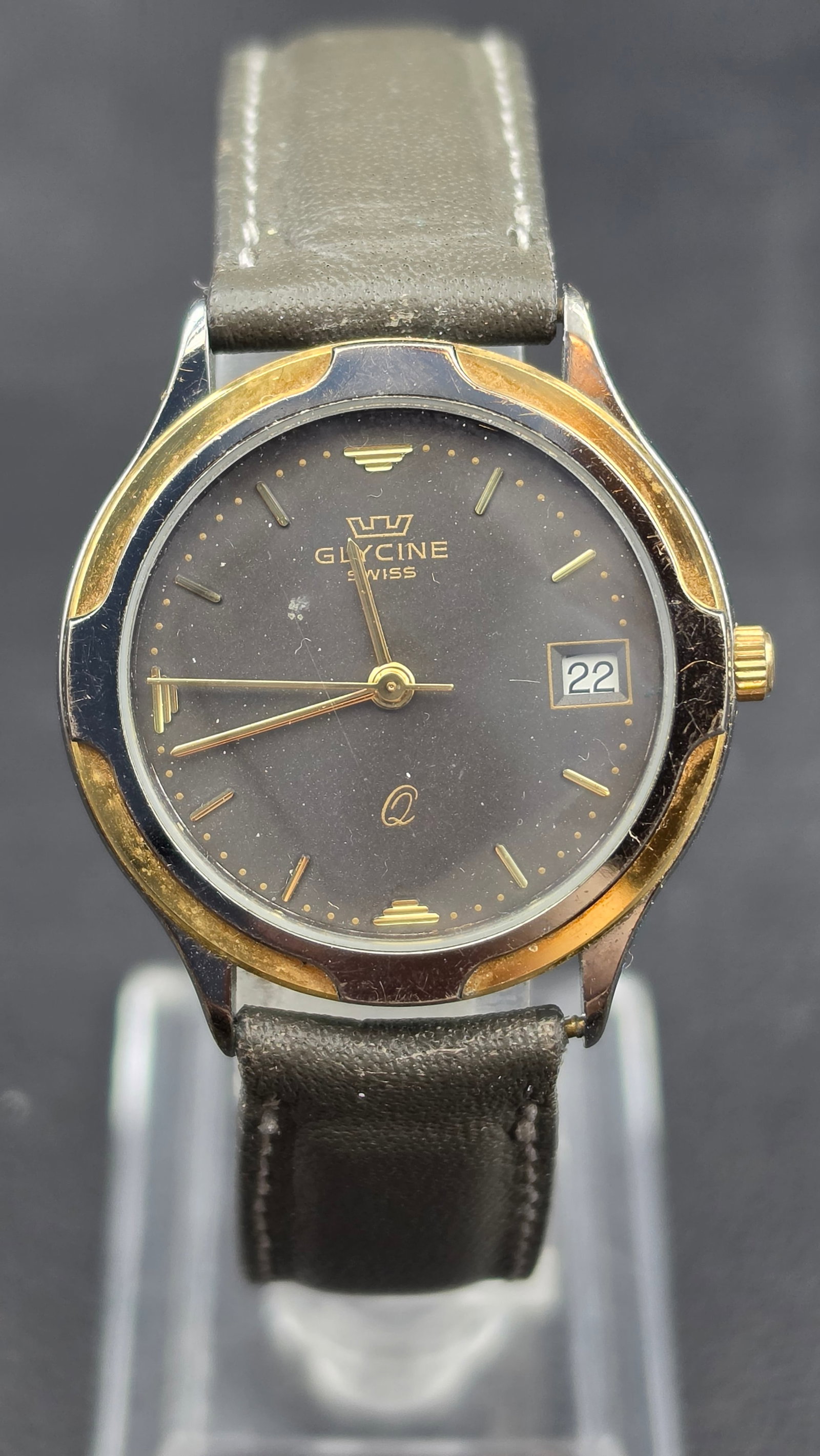 Glycine Swiss Quartz Two-Tone Dress Watch Charcoal Dial Date Cal. M401 c. 1981 New Battery Running: This is a vintage Glycine Swiss quartz dress watch dating to approximately 1981, based on the M401 movement chip date code of 8106 visible on the green PCB module. Glycine, founded in Biel/Bienne in 1