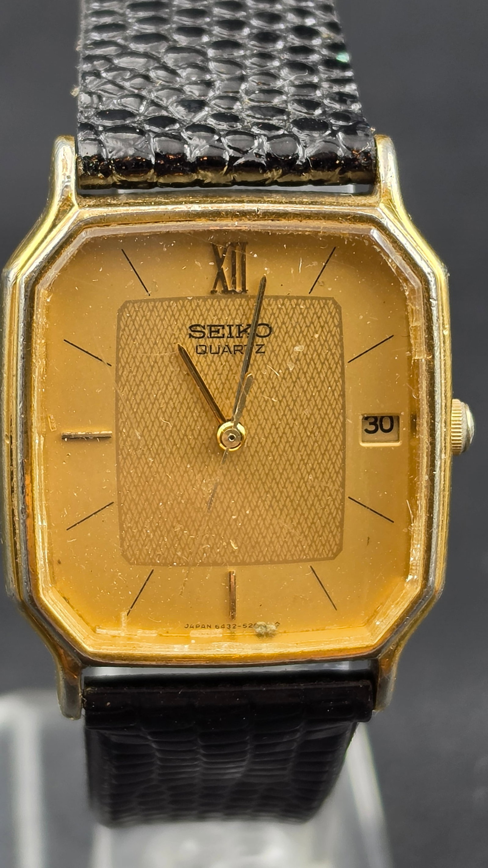 Seiko Quartz Dress Watch Gold Tone Textured Dial Date Cal. 6432 Ref 5110 Japan c. 1980s: This is a vintage Seiko quartz dress watch powered by caliber 6432, reference 6432-5110, made in Japan and dating to the early-to-mid 1980s. The case back is stamped Base Metal / St. Steel Back with r