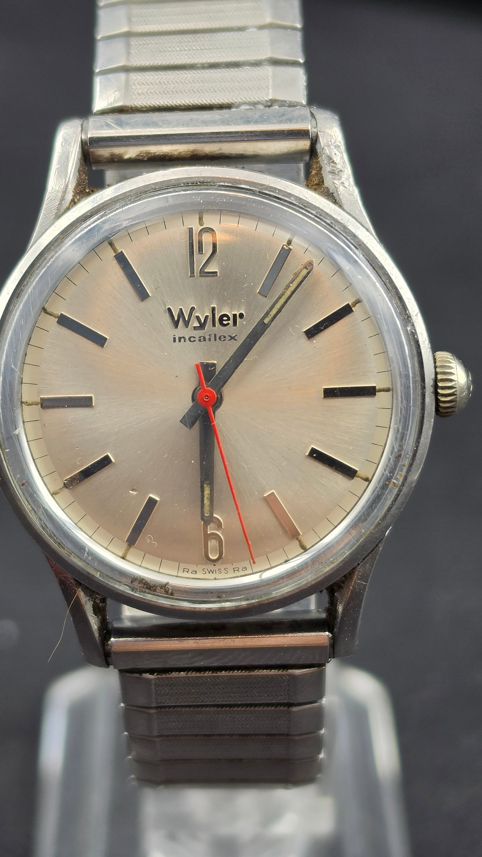 Vintage Wyler Incaflex Swiss 17-Jewel Manual Wind Men's Watch Cal WW222 32mm Speidel Bracelet 1960s: This is a vintage Wyler Incaflex men's manual wind wristwatch measuring approximately 32mm across the case, stamped Wyler Watch Co. Swiss on the case back with serial number 23545. The silver sunburst