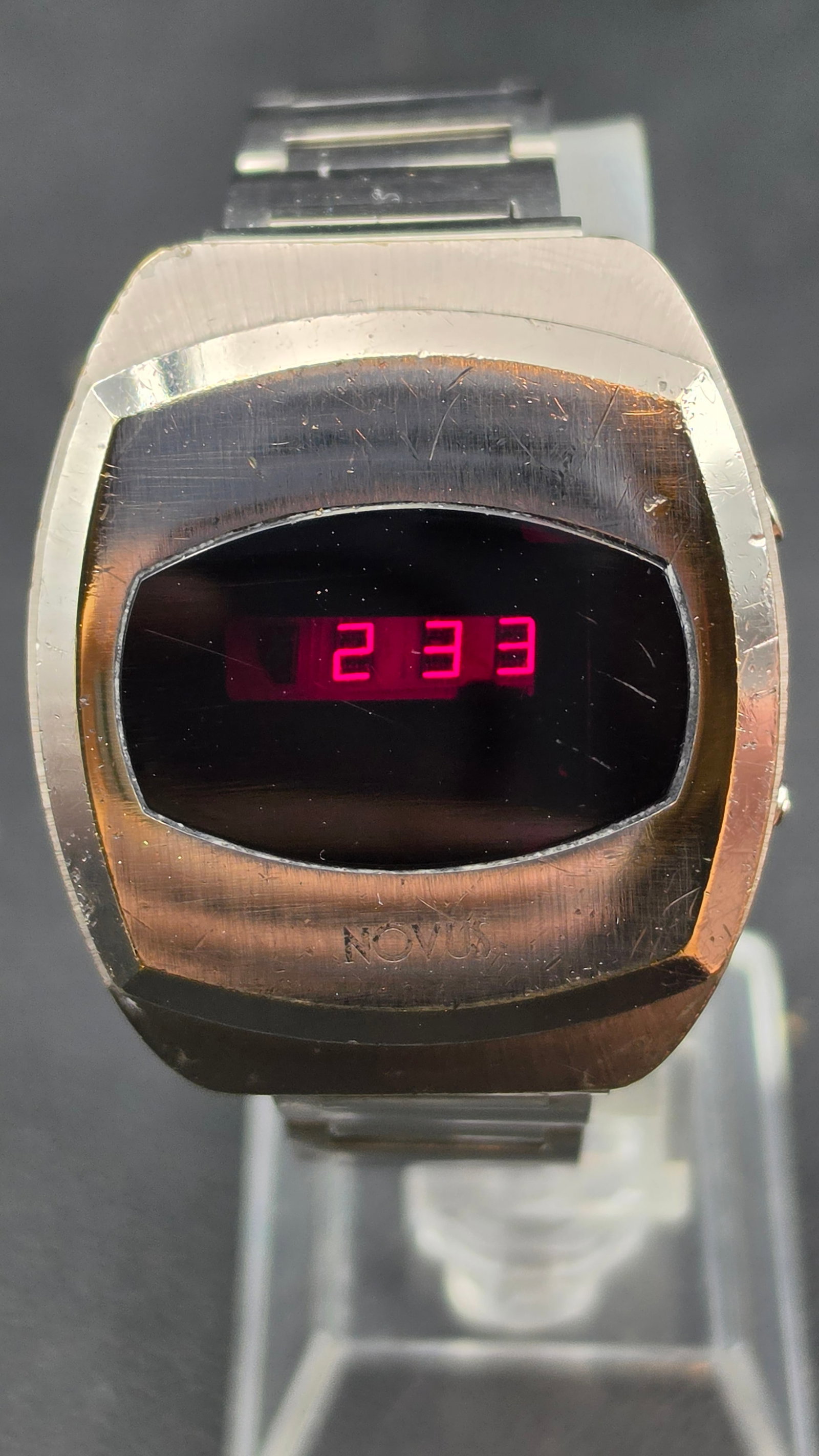 1975 Novus National Semiconductor Red LED Digital Watch Swiss Case 37mm Stainless Runs: Up for sale is a vintage Novus LED digital wristwatch dating to approximately 1975–1977, powered by a National Semiconductor LED module — Novus being the consumer watch brand name under which Nati
