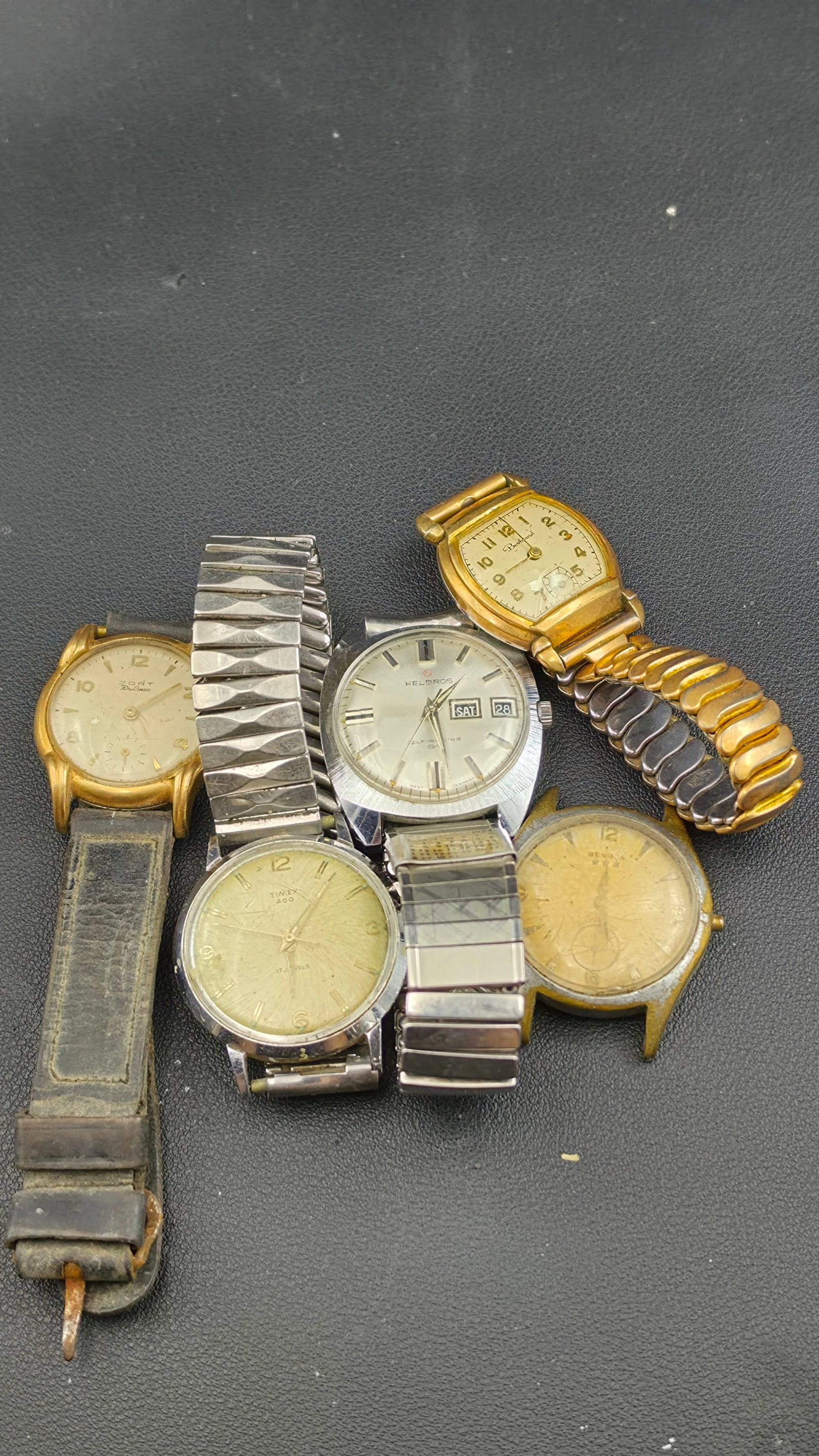 Vintage Watch Lot 5 Pieces Cort Timex 400 Helbros Boulevard Benrus: This lot includes five vintage men's watches offered together in untested, as-found condition, sold for parts or repair. The first is a Cort De Luxe gold-tone dress watch in a round case with swept lu