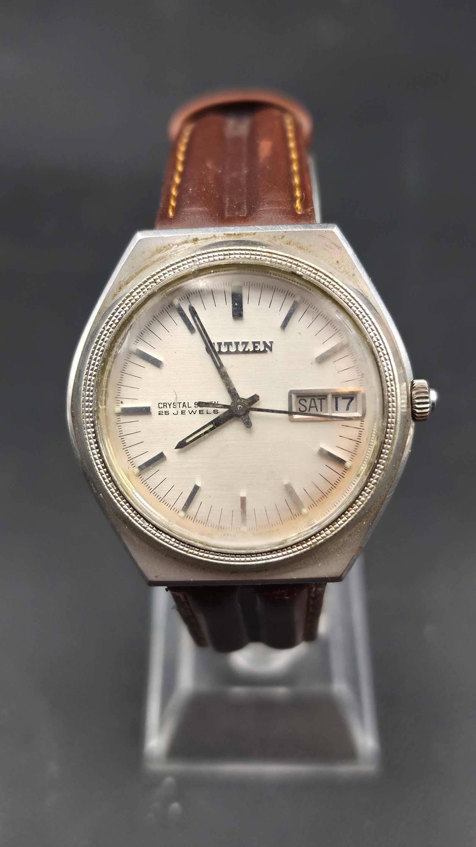 Vintage 1970s Citizen Crystal Seven 25 Jewel Automatic Day-Date Parawater 4-520700-K 38mm Runs: Up for sale is a vintage Citizen Crystal Seven automatic day-date wristwatch dating to the early 1970s. The distinctive octagonal stainless steel case measures approximately 38mm wide and features a k
