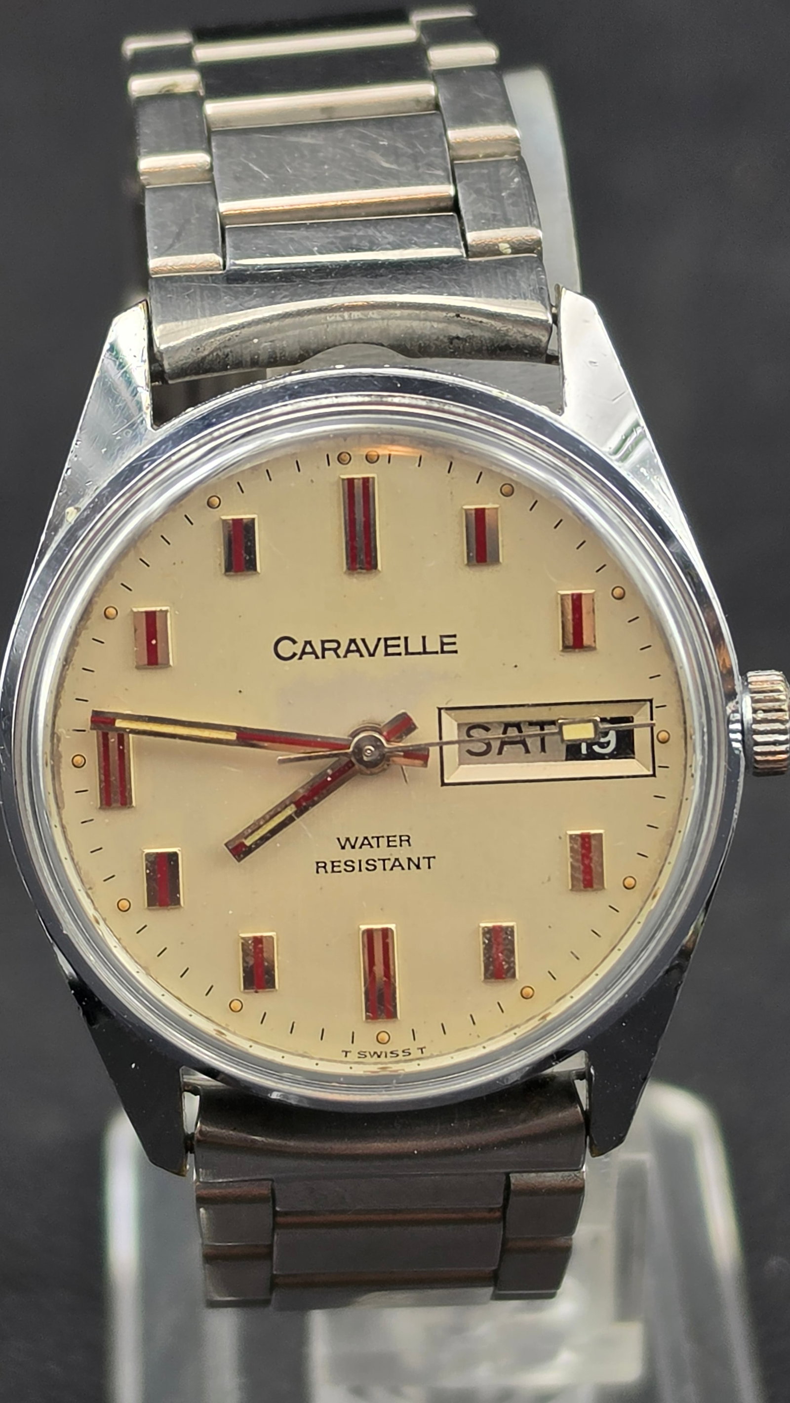 1975 Caravelle by Bulova Swiss 17 Jewel Men's Day-Date Watch Red Stripe Markers 33mm (1 of 10)