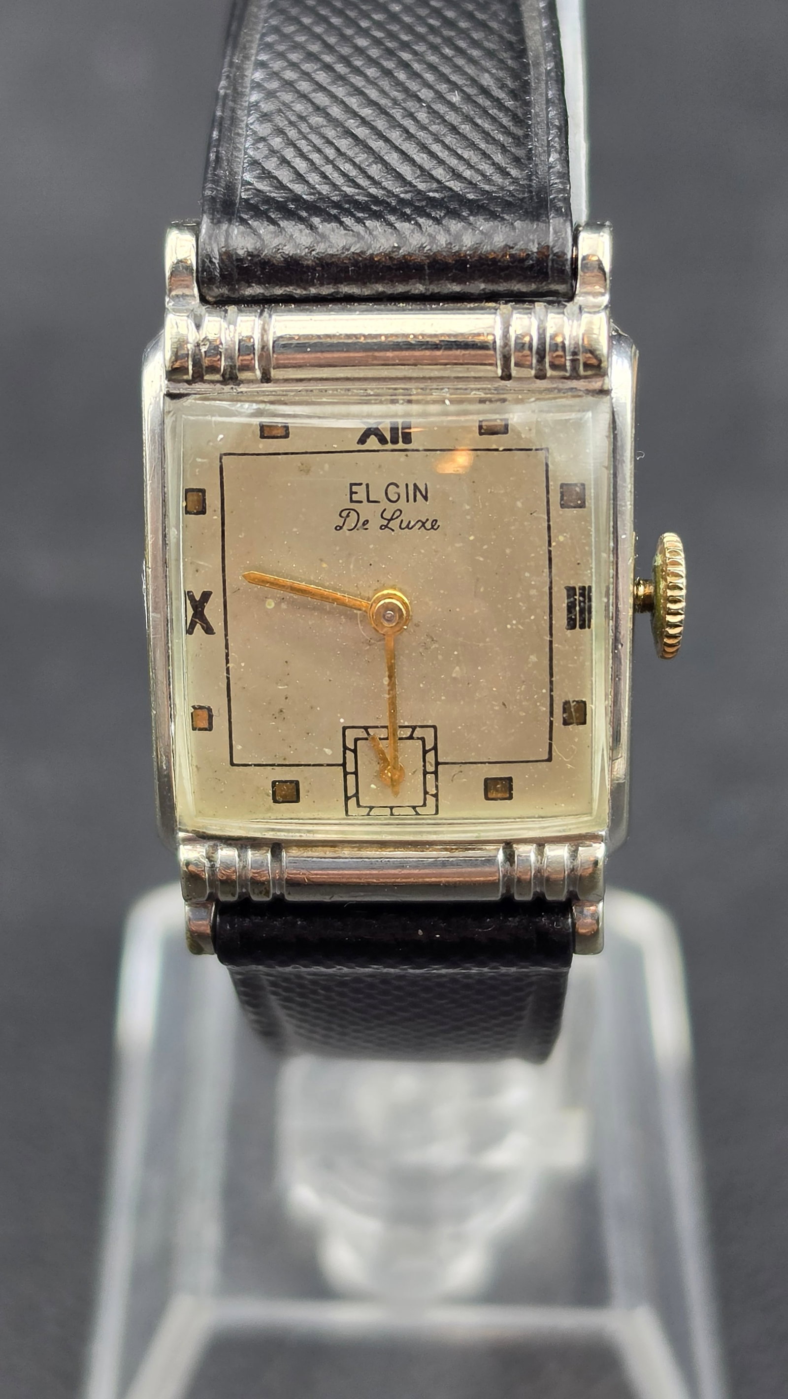 1950s Elgin De Luxe 17 Jewel USA Men's Dress Watch Grade 558 10K RGP Rectangular Case: This is a vintage early 1950s American-made Elgin "De Luxe" rectangular dress wristwatch powered by the Elgin grade 558 movement, serial T841711, a 17-jewel manual-wind caliber made in Elgin, Illinois