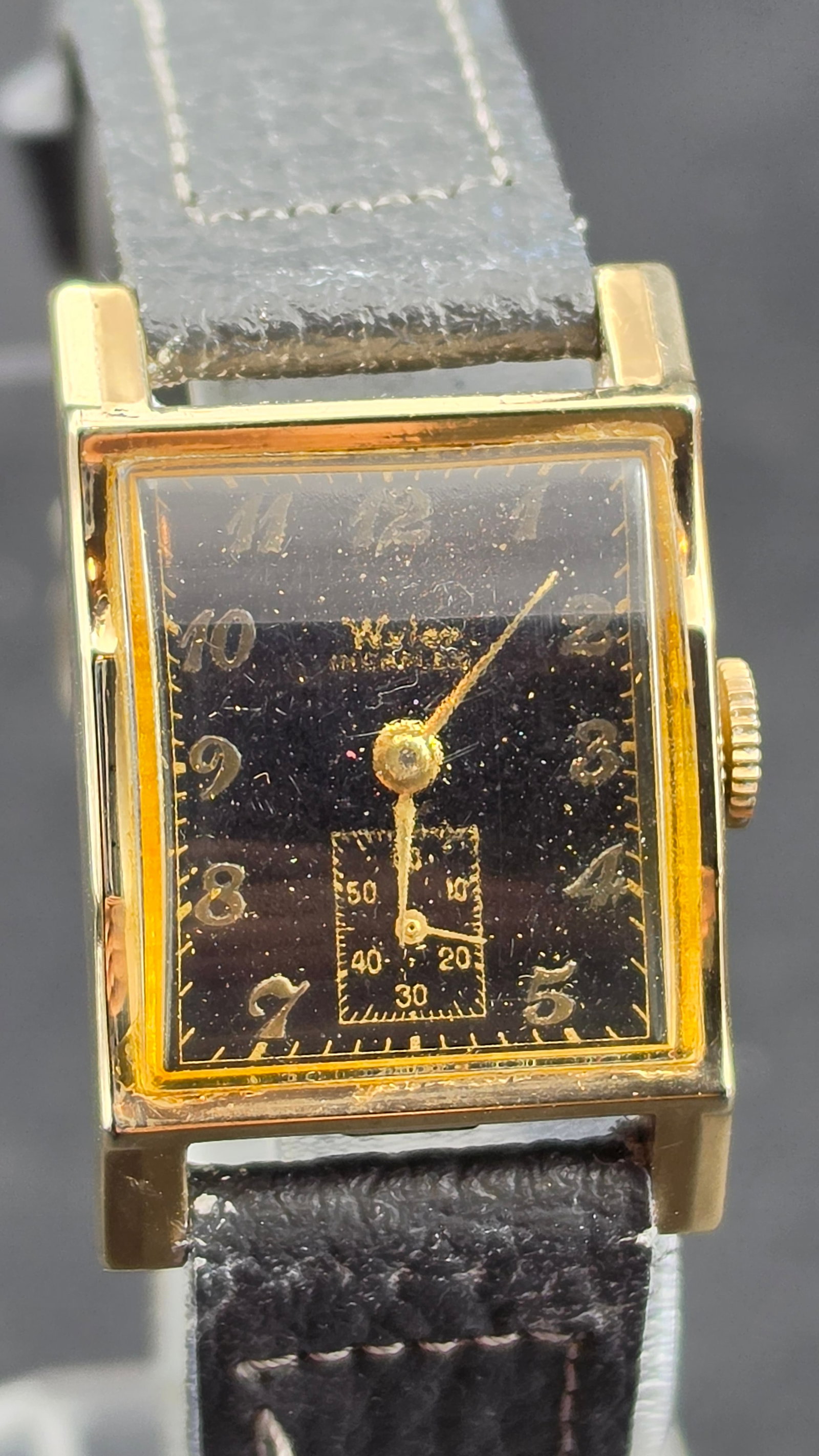 1940s Wyler Incaflex Men's Square Black Dial 17 Jewel Swiss Manual Wind Watch 10K RGP Runs: Up for sale is a handsome vintage 1940s Wyler Incaflex men's square dress watch featuring a striking matte black dial with gold Arabic numerals, gold baton minute track, and a subsidiary seconds regis