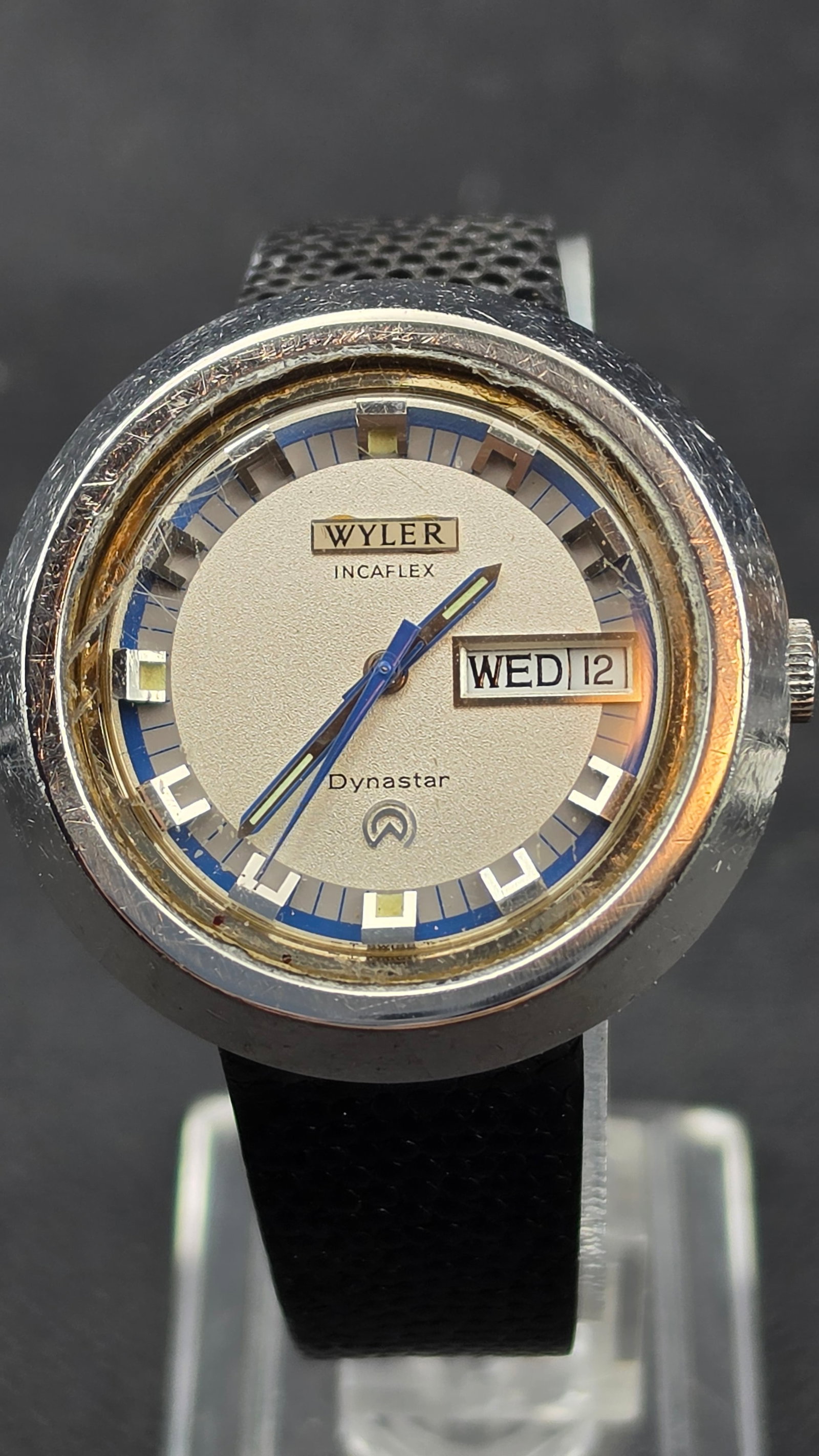 1970s Wyler Incaflex Dynastar Lifeguard Day Date Automatic Swiss Watch 4170E Cushion Case Runs: Up for sale is a vintage 1970s Wyler Incaflex Dynastar Lifeguard automatic day-date wristwatch, reference 4170E-1174, in a boldly sculpted 38.17mm cushion-shaped stainless steel Lifeguard case stamped