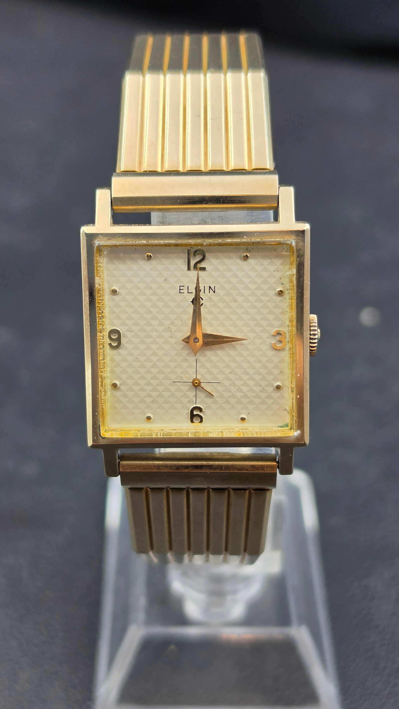 1950s Elgin 17 Jewel Swiss Manual Wind Square 10K Gold Filled 26mm Watch Cal. 887: Up for sale is a vintage 1950s Elgin manual-wind men's dress watch housing the Swiss-made Elgin caliber 887, 17 jewels, unadjusted. The square case measures 26.21mm and carries a 10K gold-filled bezel
