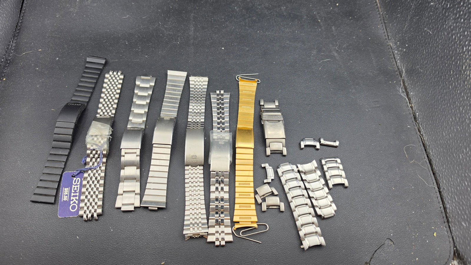 Lot of Vintage Watch Bracelets Seiko Pulsar Citizen NOS Tagged Jubilee Oyster 1970s–1980s: Up for sale is a lot of vintage watch bracelets and bracelet components from the 1970s and 1980s, primarily Seiko and Pulsar with one Citizen clasp section. The lot includes a Seiko jubilee 5-bead sta