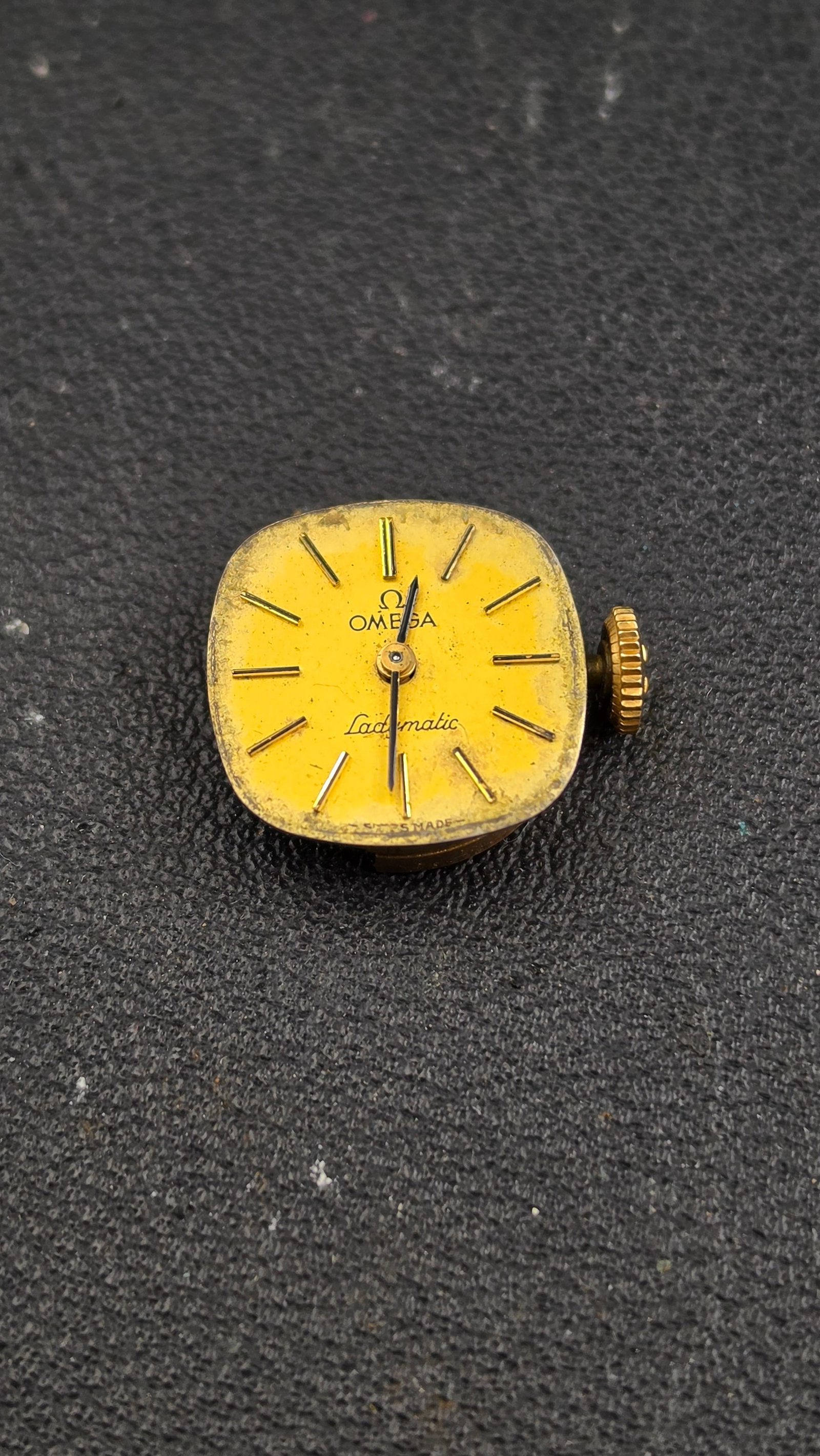 Vintage 1960s Omega Ladymatic Automatic Movement Cal 662 17J Cushion Dial Gold Tone No Case 15mm: Up for sale is a vintage circa 1960s Omega Ladymatic automatic movement and dial, removed from its case. The gold-toned cushion-shaped dial is signed "Omega / Ladymatic / Swiss Made" with applied gold